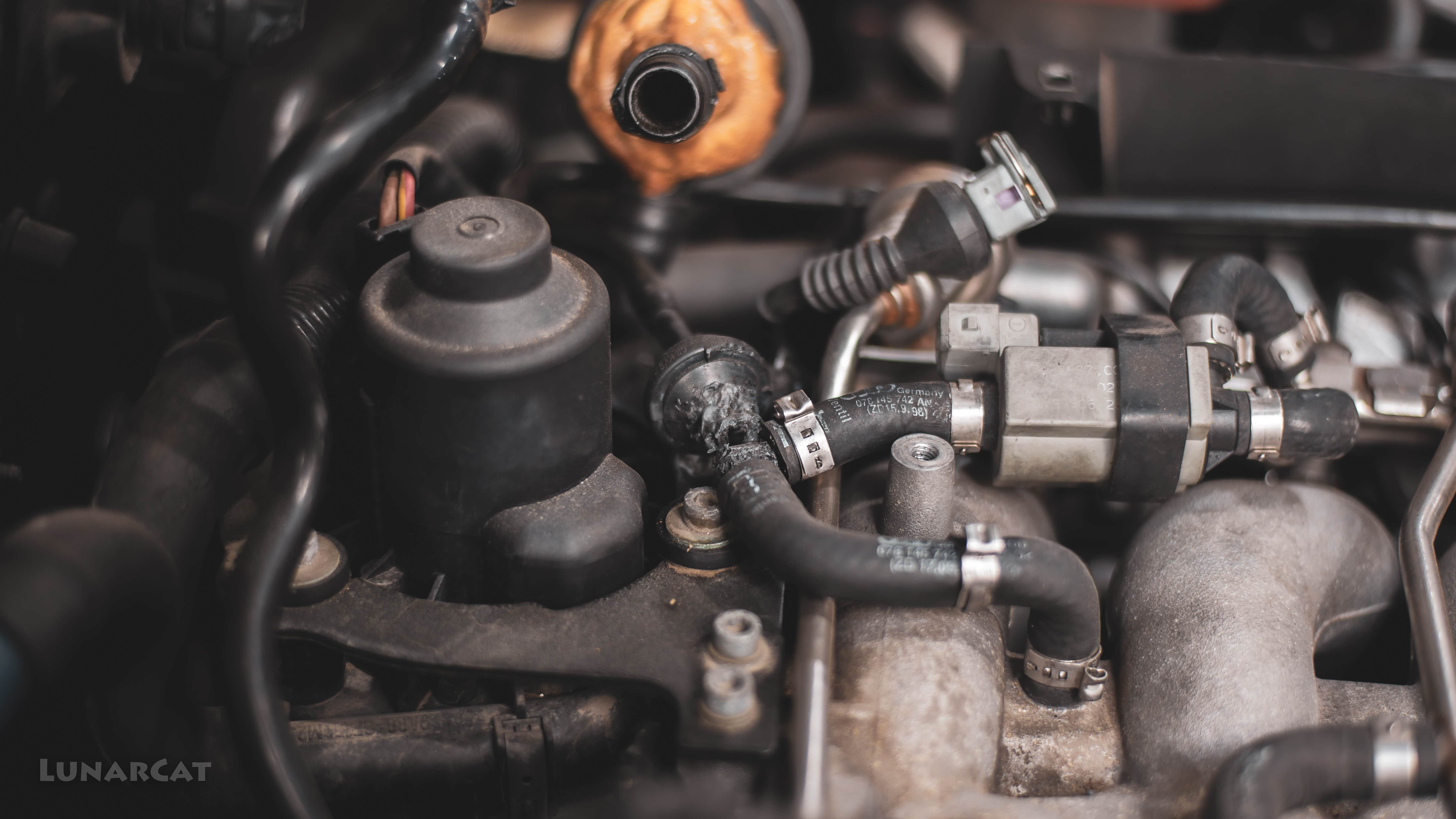 (图：塑料焊接的三通管道，同样也裂开了 )