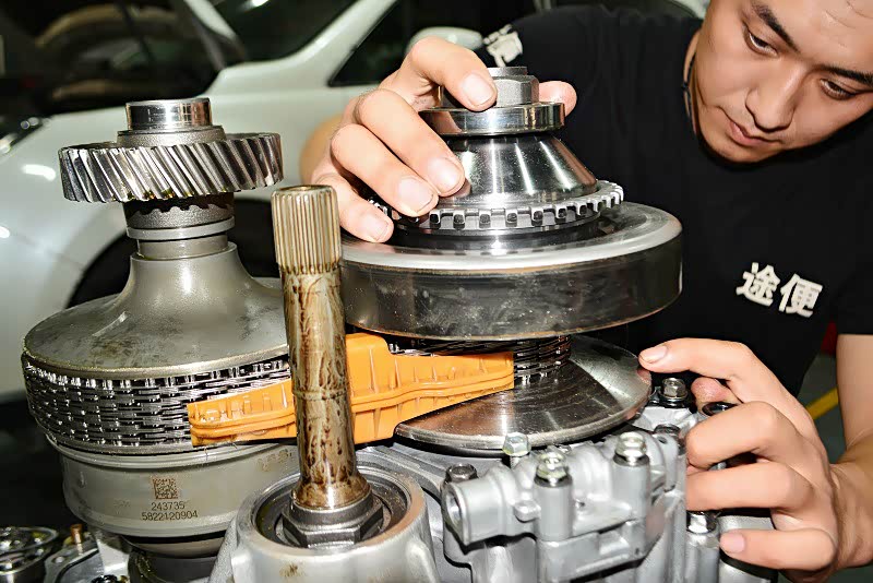 检查压力缸、链条磨损情况