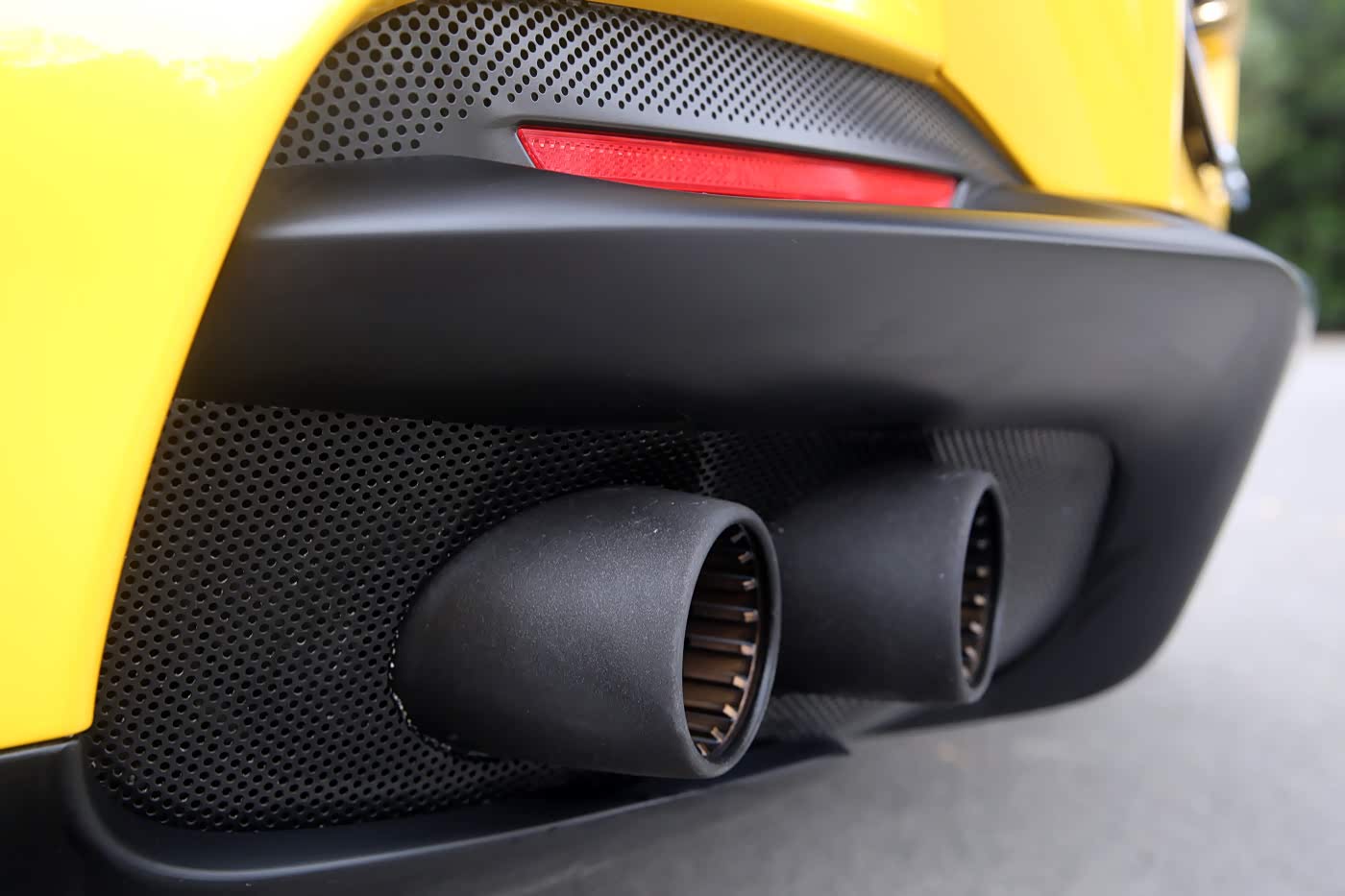 这个熏黑的排气套筒是选装件， 如果不选装是什么样子？