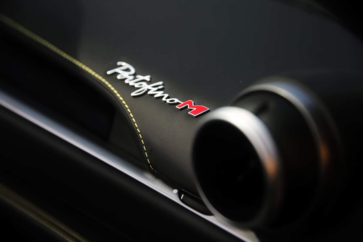 副驾驶位的中控台上的车型标志