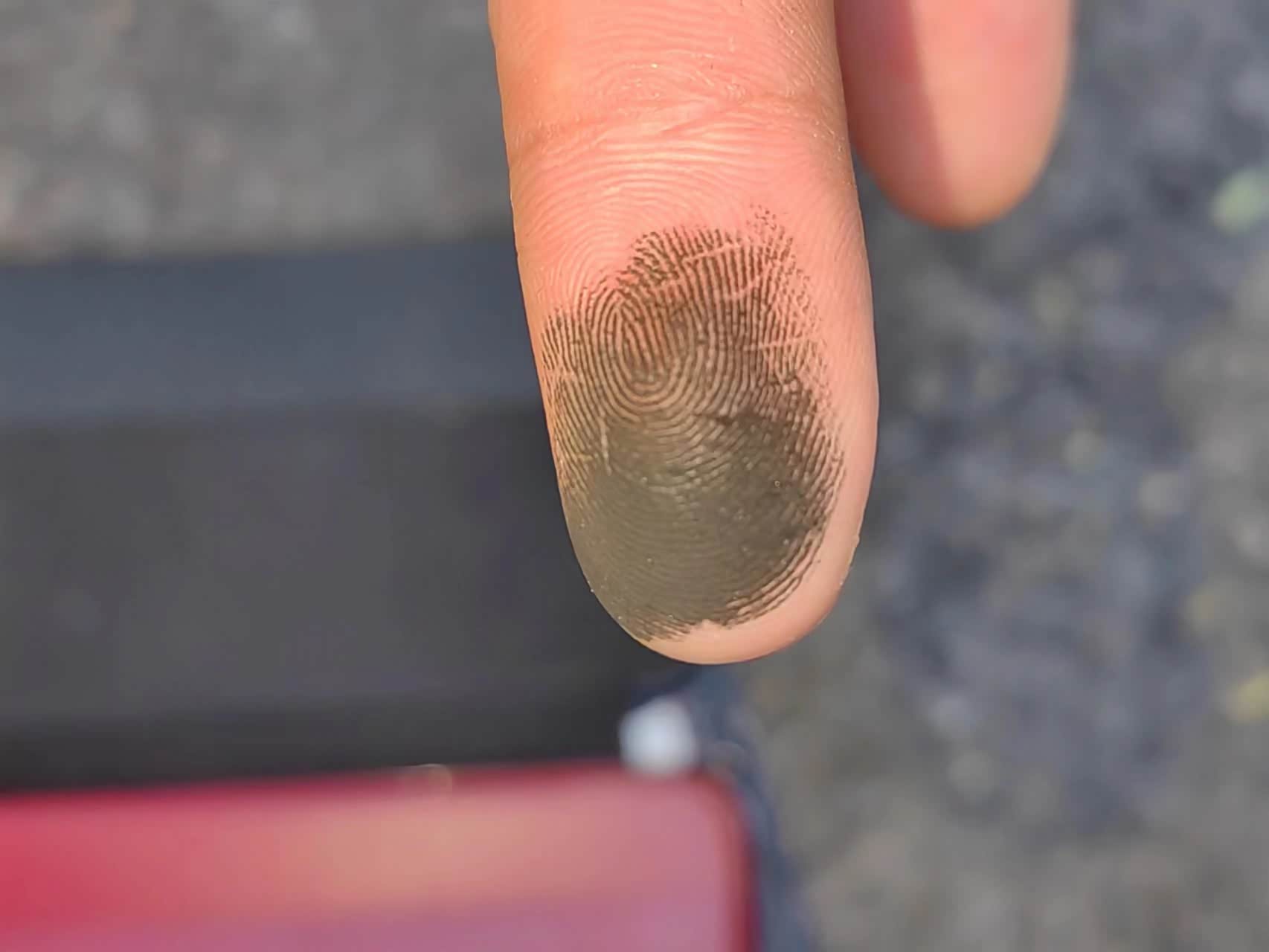 手指一摸全是黑灰