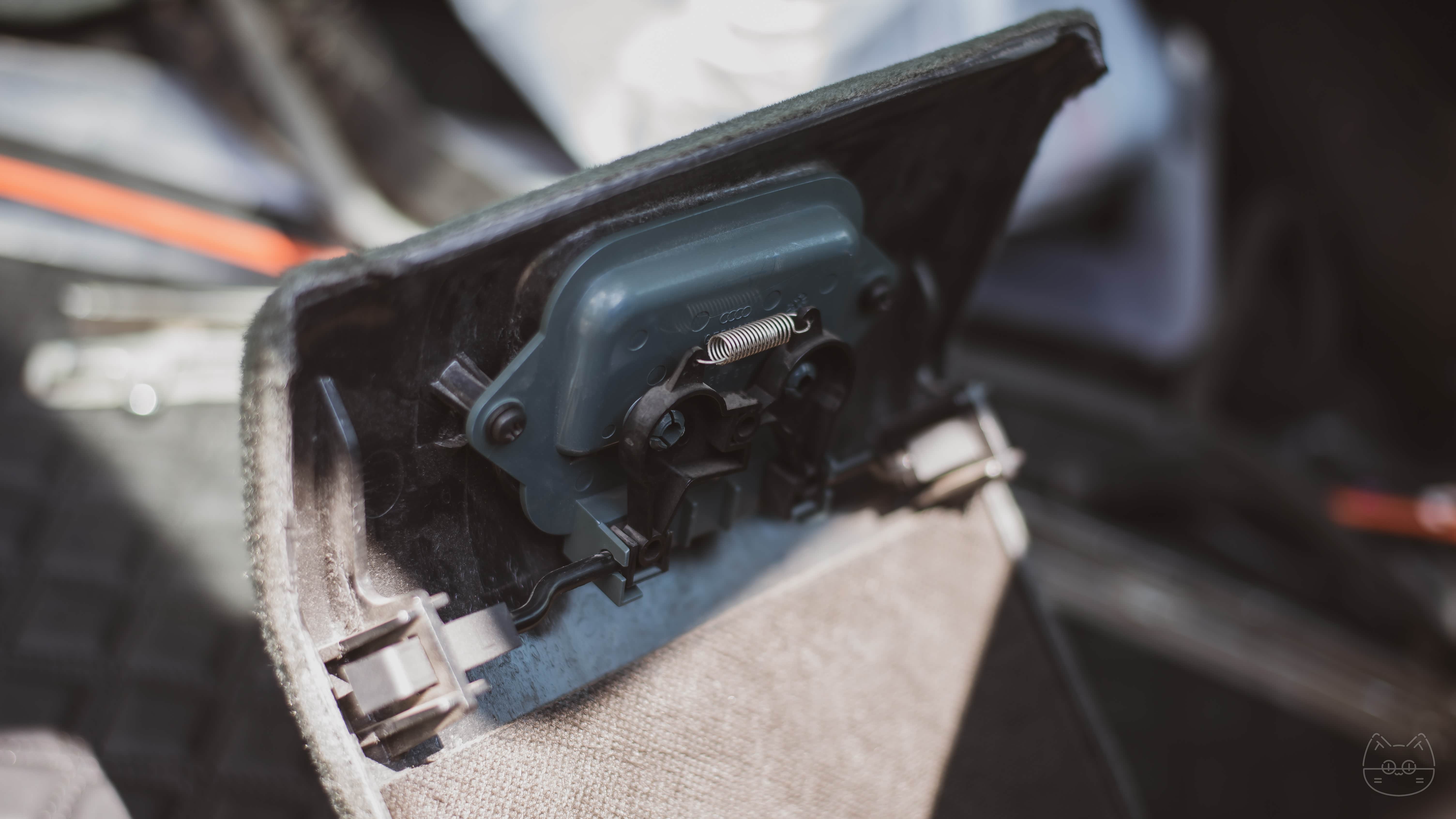 (图：这可能是我见过最复杂的后备箱饰板限位机构了)