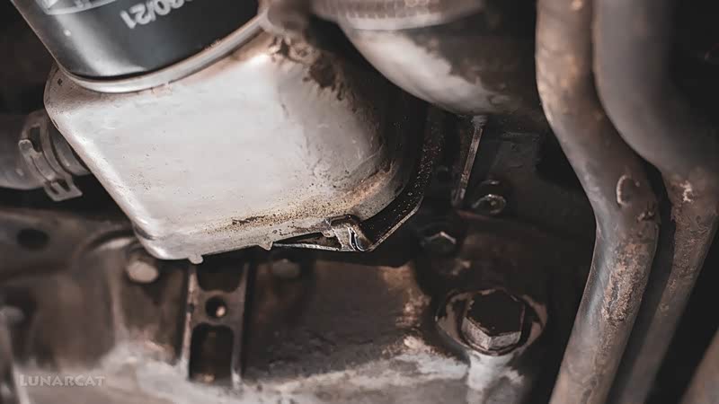 (图：机滤底座旁的油滴)