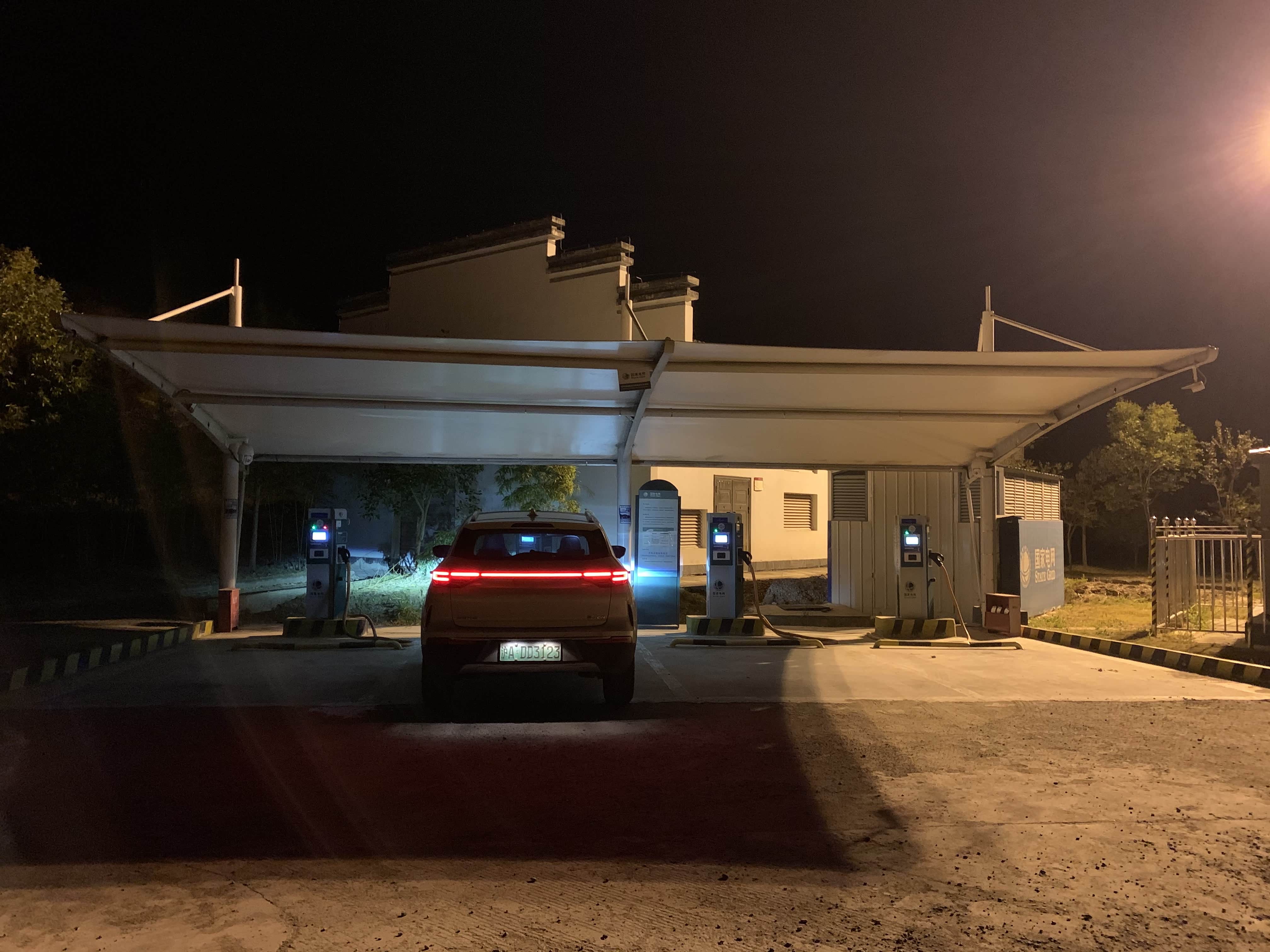 半夜前往高速服务区充电的窘境