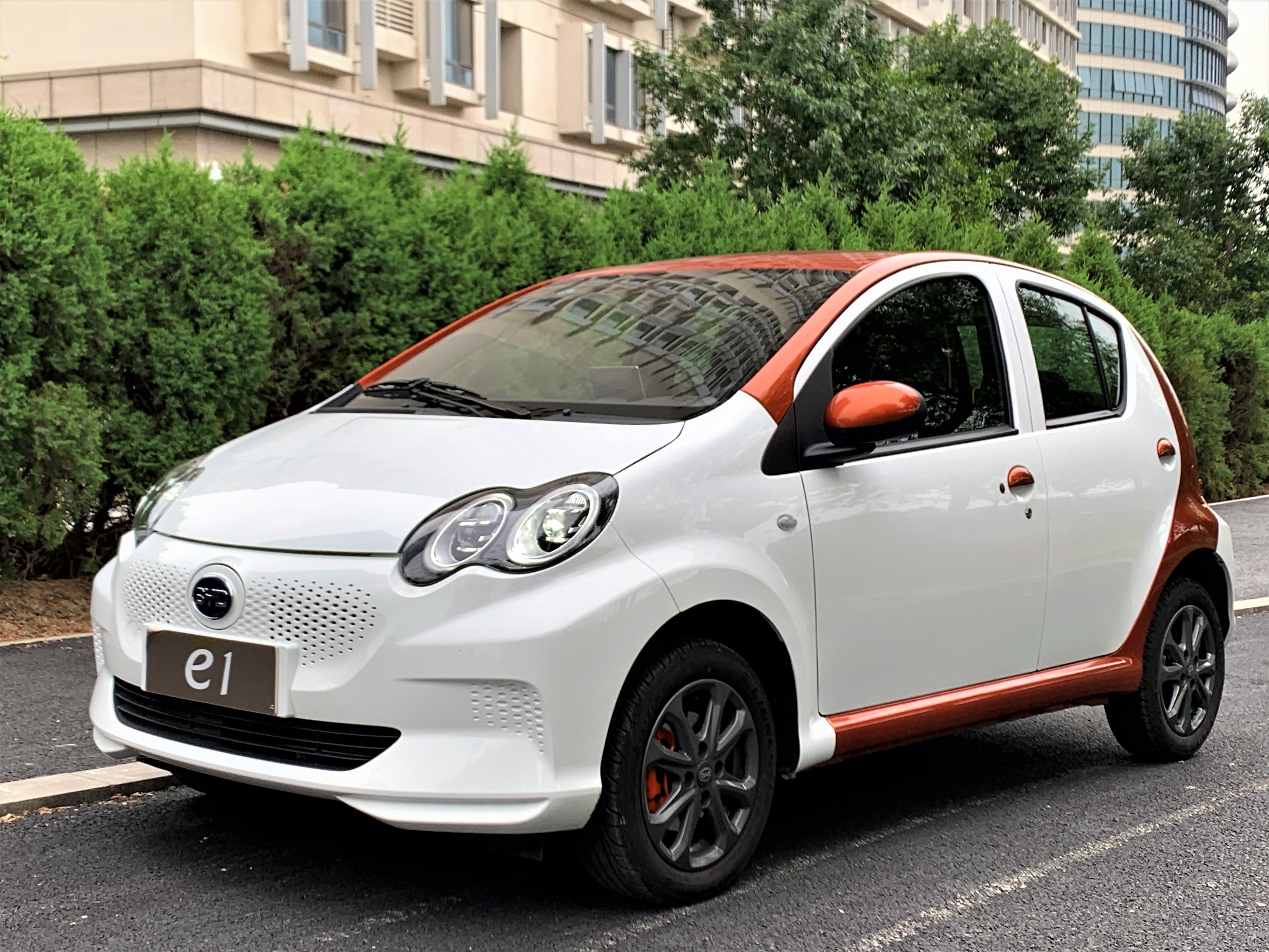 比亚迪e1整体造型来源于F0，但细节上能看出经过了一番精雕细琢