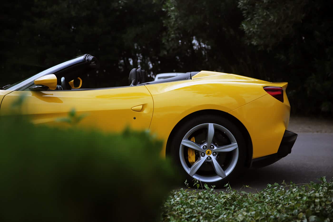 敞篷车最美的时候永远是顶篷打开时