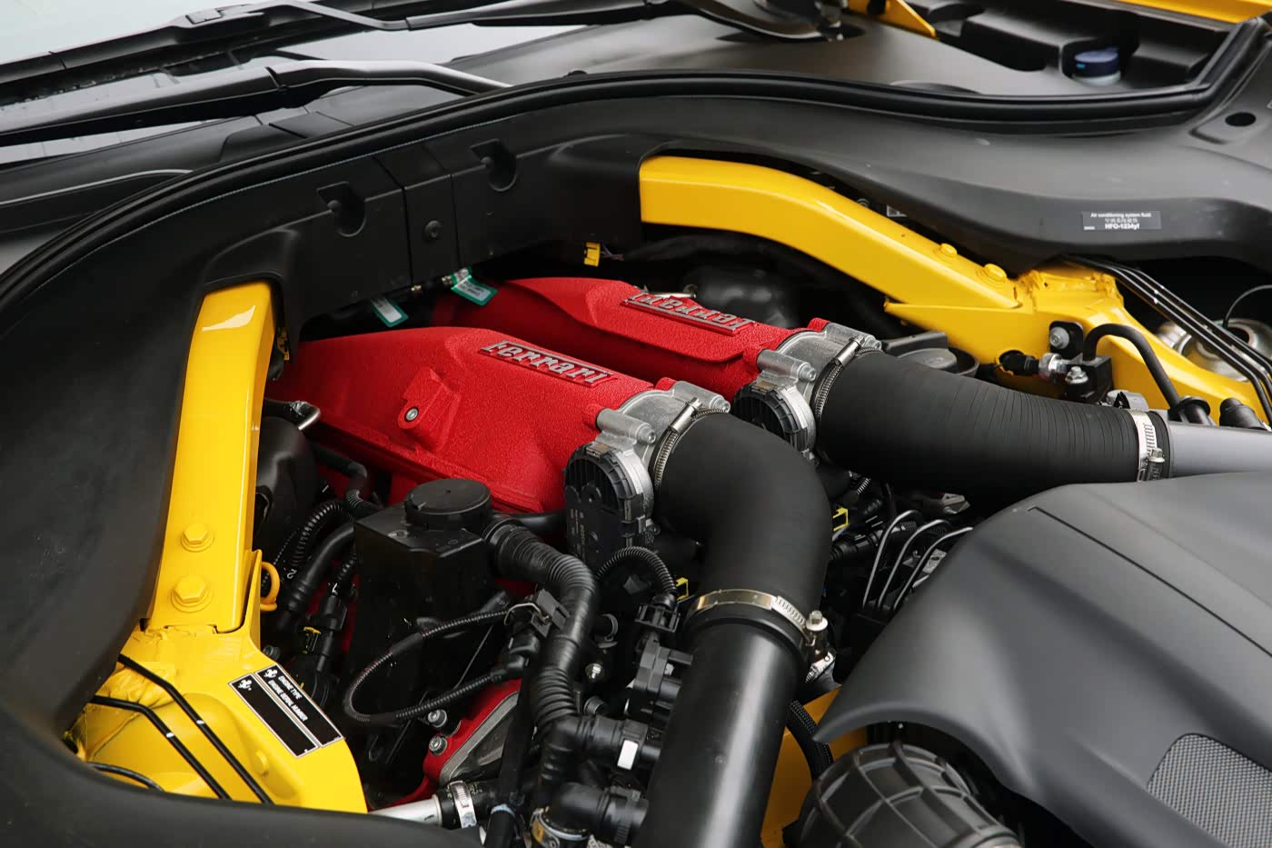 发动机在车身前部,但发动机尽可能向后布置，这样可以使车辆的纵向重量尽量靠近中间重心点， 提升操控性。