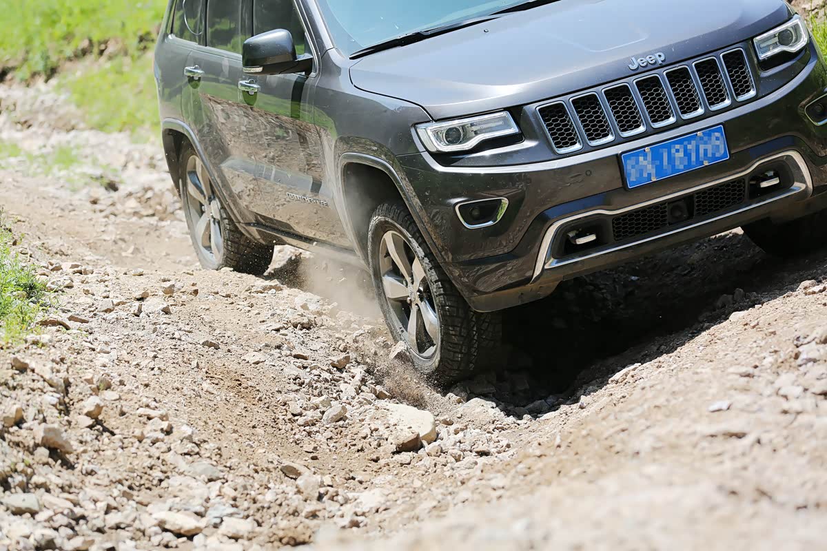 一旦恢复抓地力，就有了这样的效果 来自将军的AT5轮胎给予足够的支持