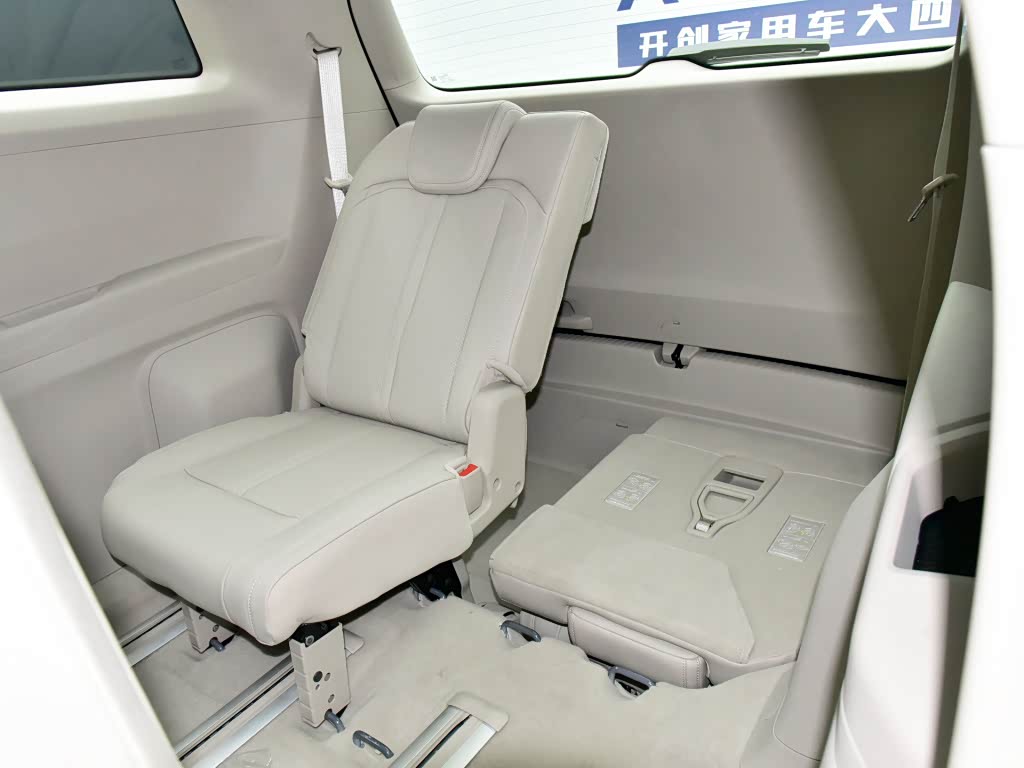 凯捷第三排座椅的舒适度不高，但兼容性做得还可以