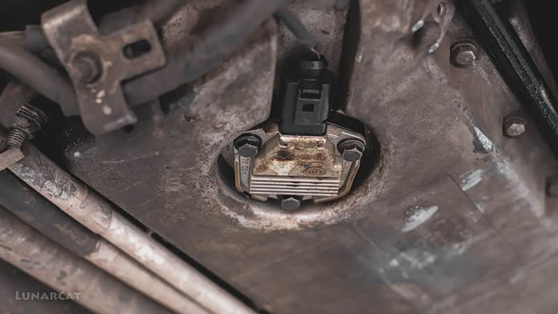 (图：机油液位传感器上的油滴)