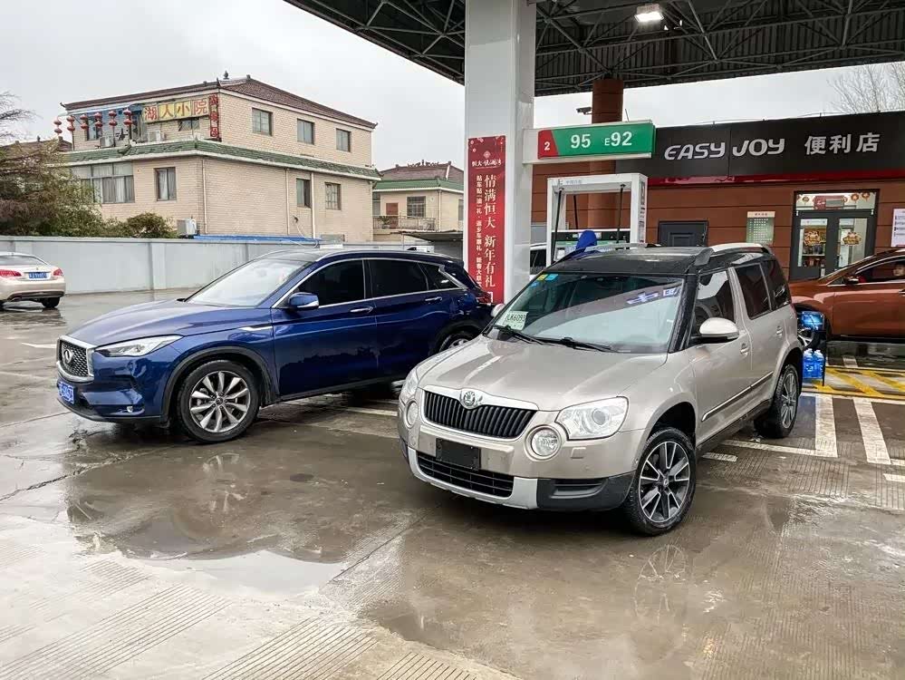 图：大姐忘记加油口在左边了。正好我加92，也立起来。咱这气势也不输啊！