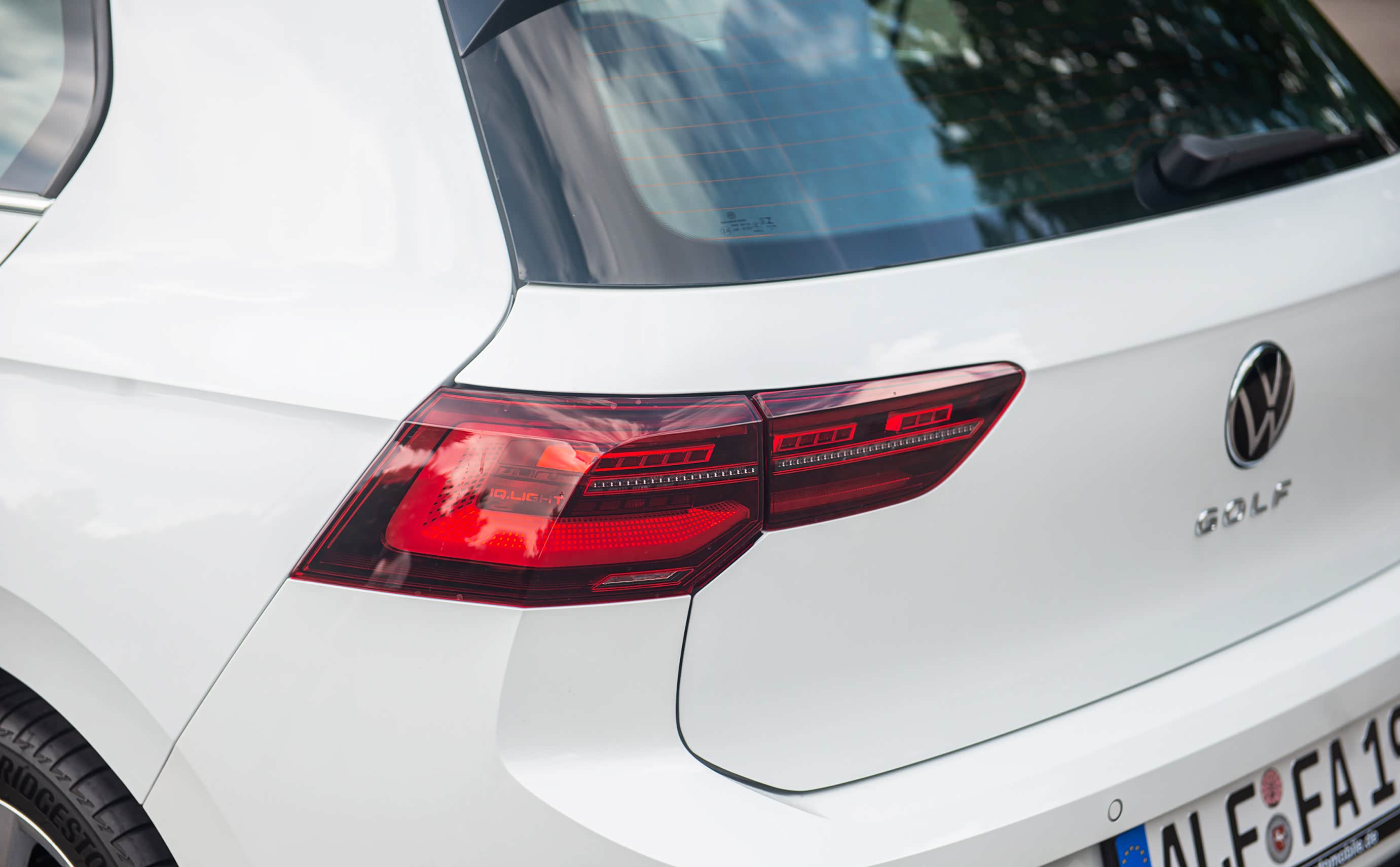 IQ.Light尾灯造型和第七代高尔夫十分相似，棱角更分明