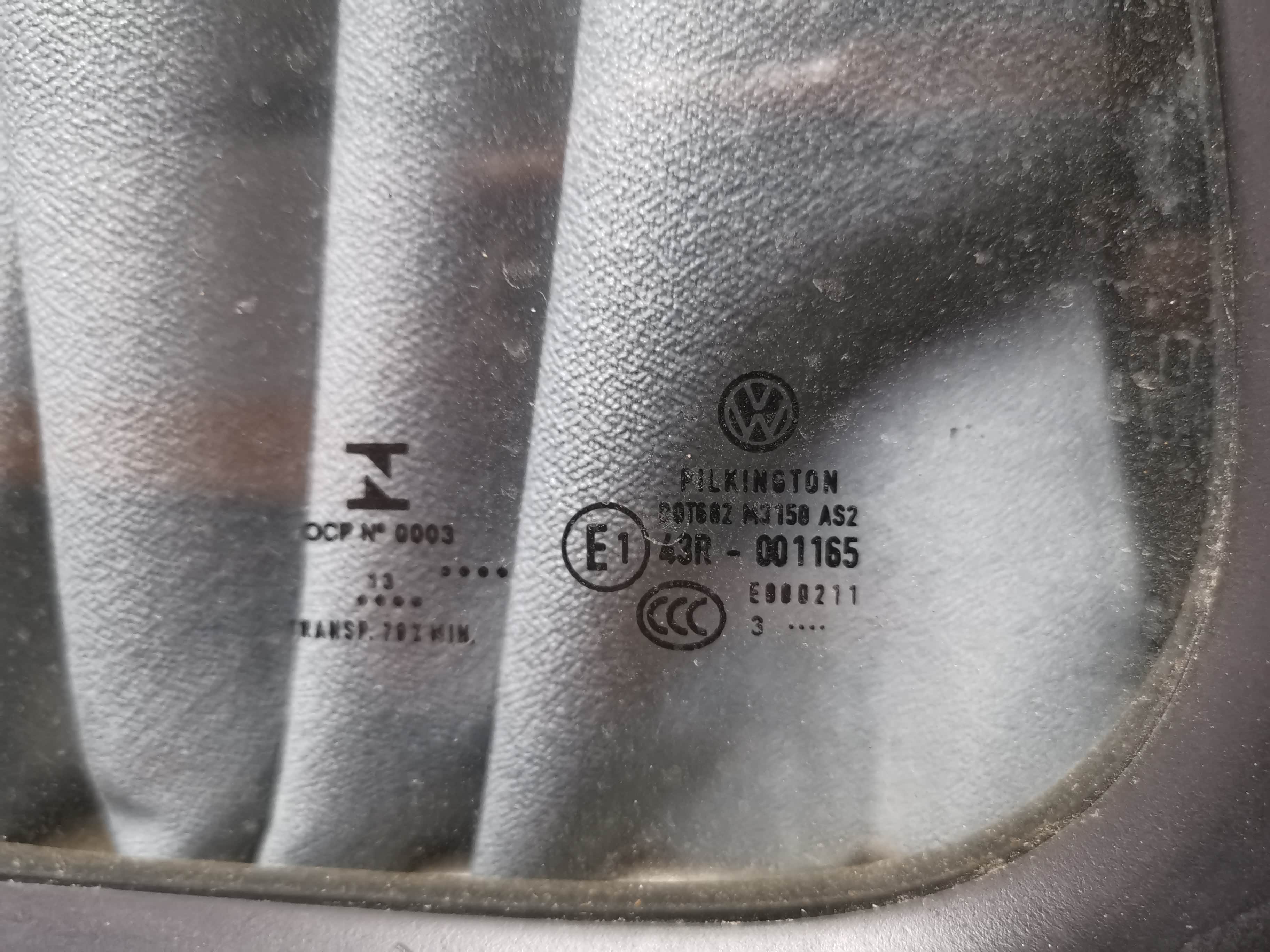 车窗玻璃和原厂就带的窗帘