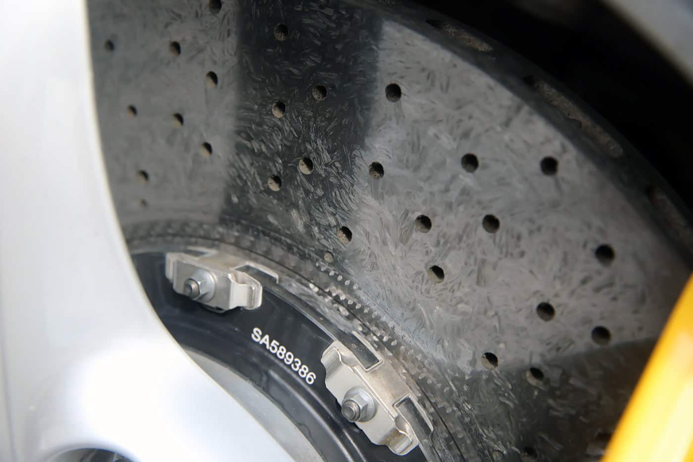 标配的碳陶刹车系统