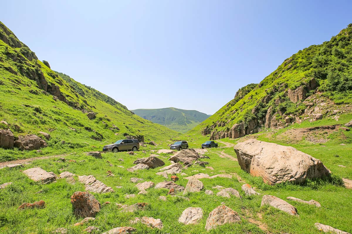 刚开始地形地貌还比较缓和配合一些溪水景色没的说