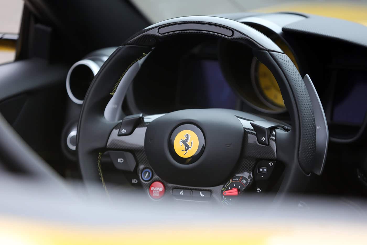 碳纤维方向盘和固定式换挡拨片（不随转）