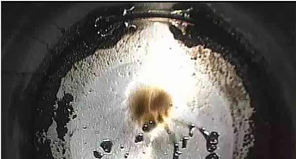 这是干冰清洁后，活塞能清洁到的范围仅限于喷油嘴可以喷射范围，喷油嘴不喷射的范围是清洁不完整个的