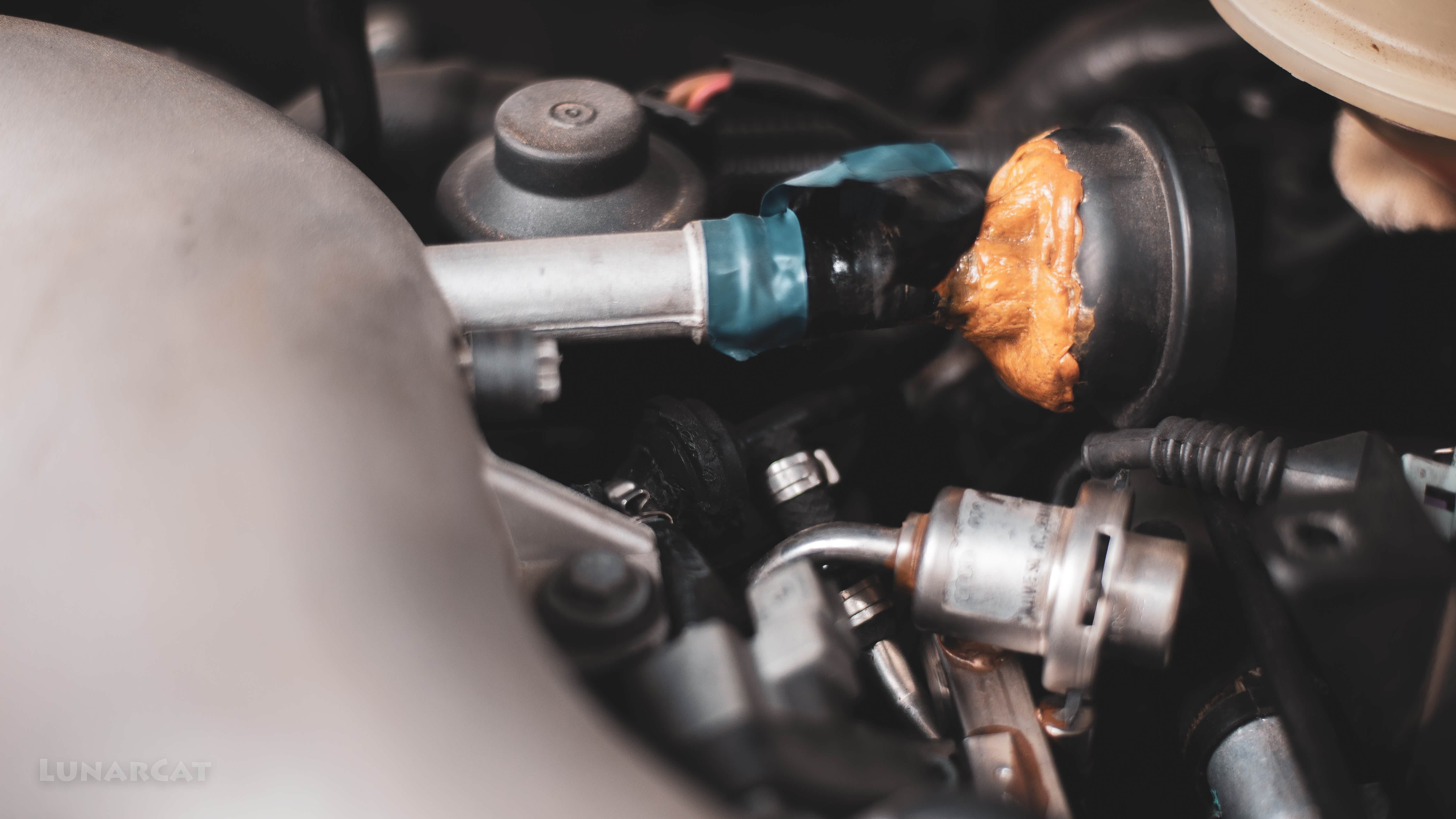 (图：被胶糊上废气阀，目前已经再次发生破裂)