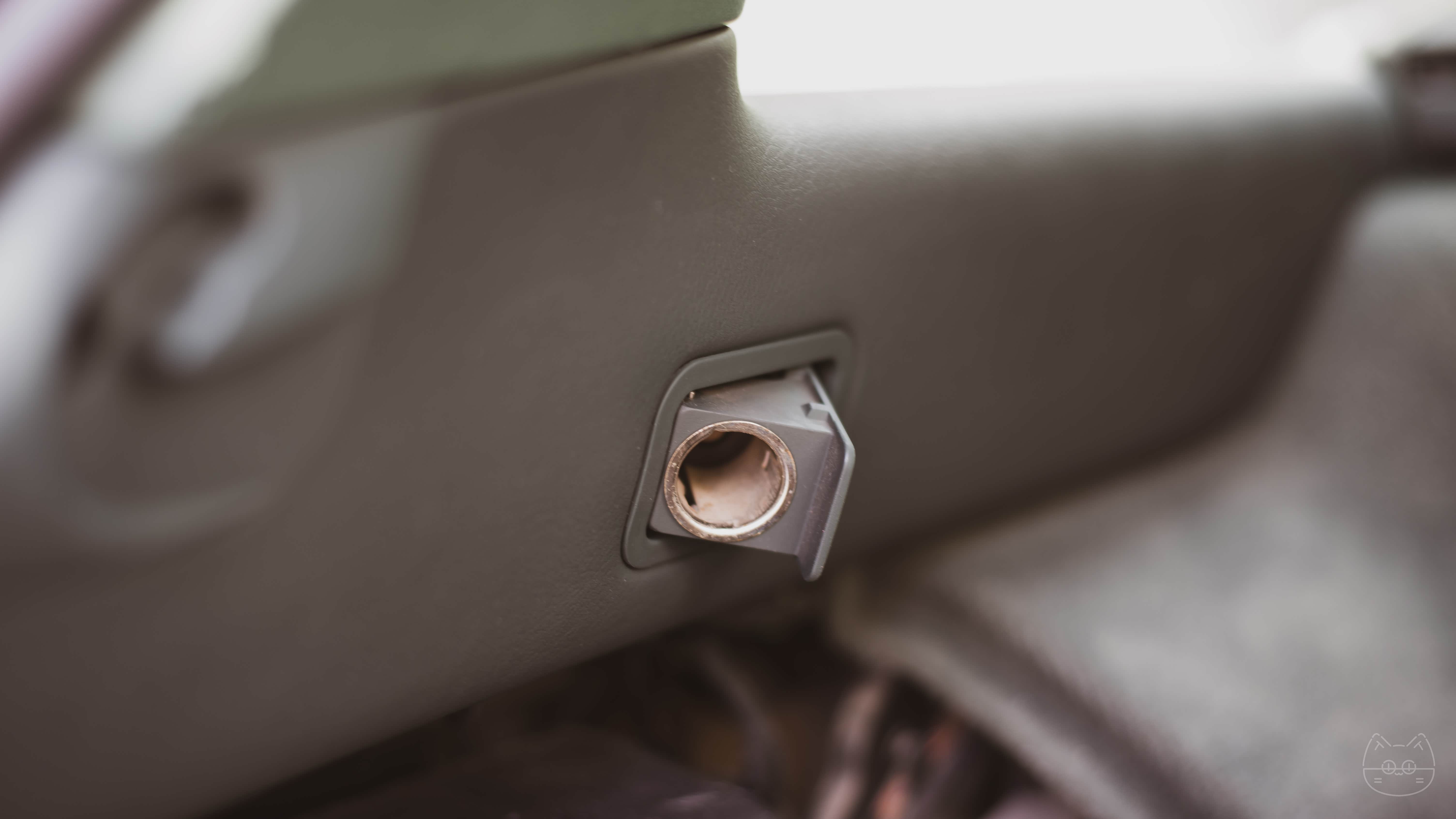 (图：隐藏式后备箱电源)