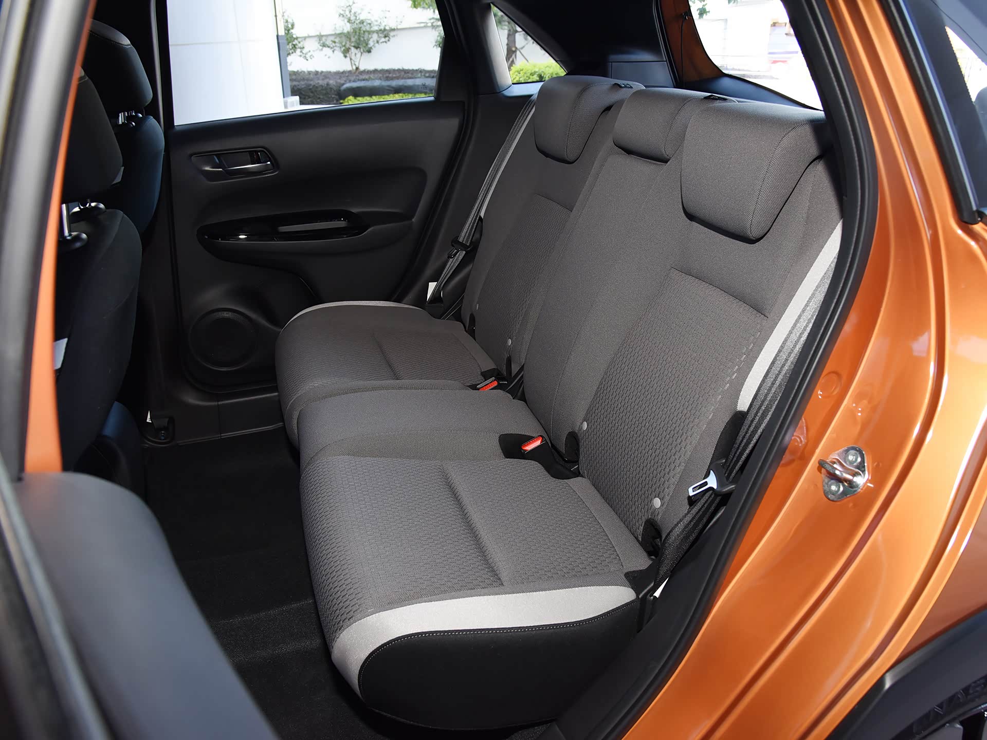 尽管定位于小型车，但是后排空间很够用/引自汽车之家图库