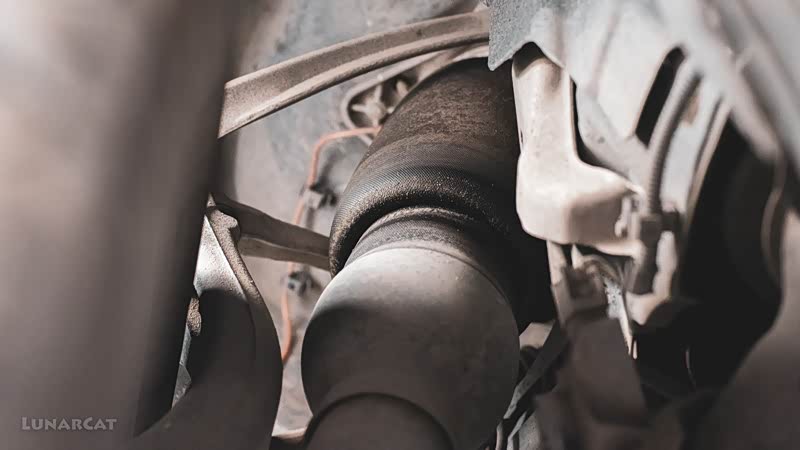 (图：空气避震里的油液出现渗漏)