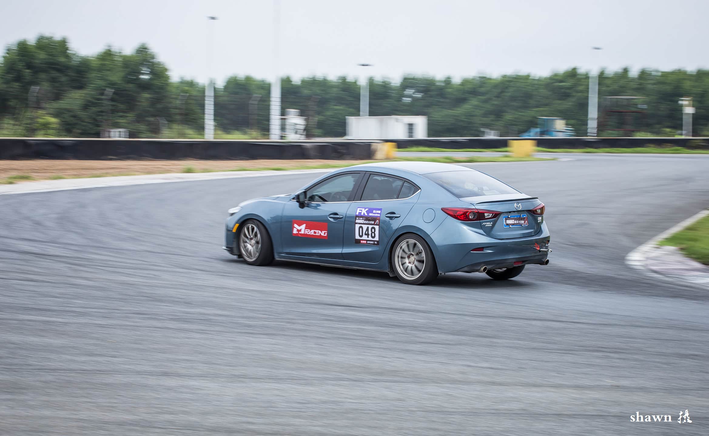 不愧是弯道之王，劈弯时完全看不出侧倾，车身动态表现良好。