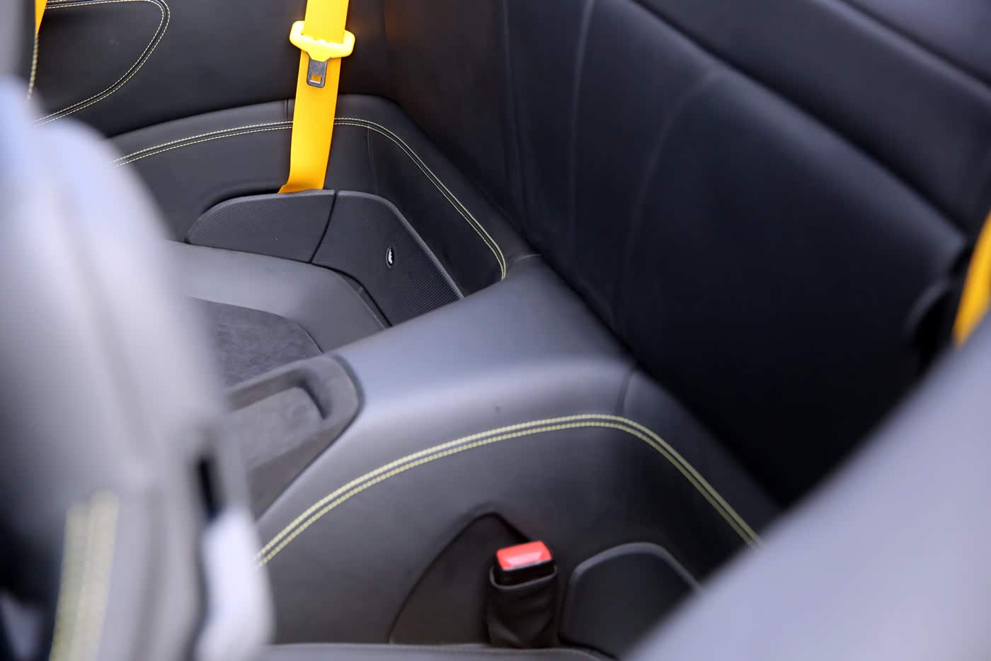 说是2+2的四座布局，但后排基本上只能留给孩子，叫GT的跑车都这样， 5米长的宝马8系也坐不了成年人