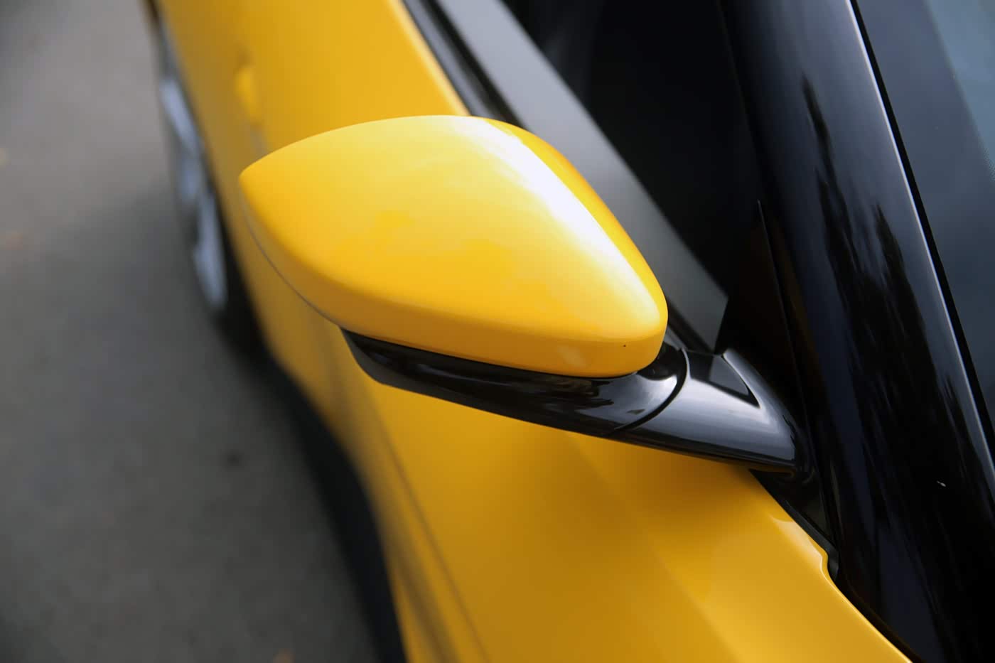 反光镜带空气动力学设计