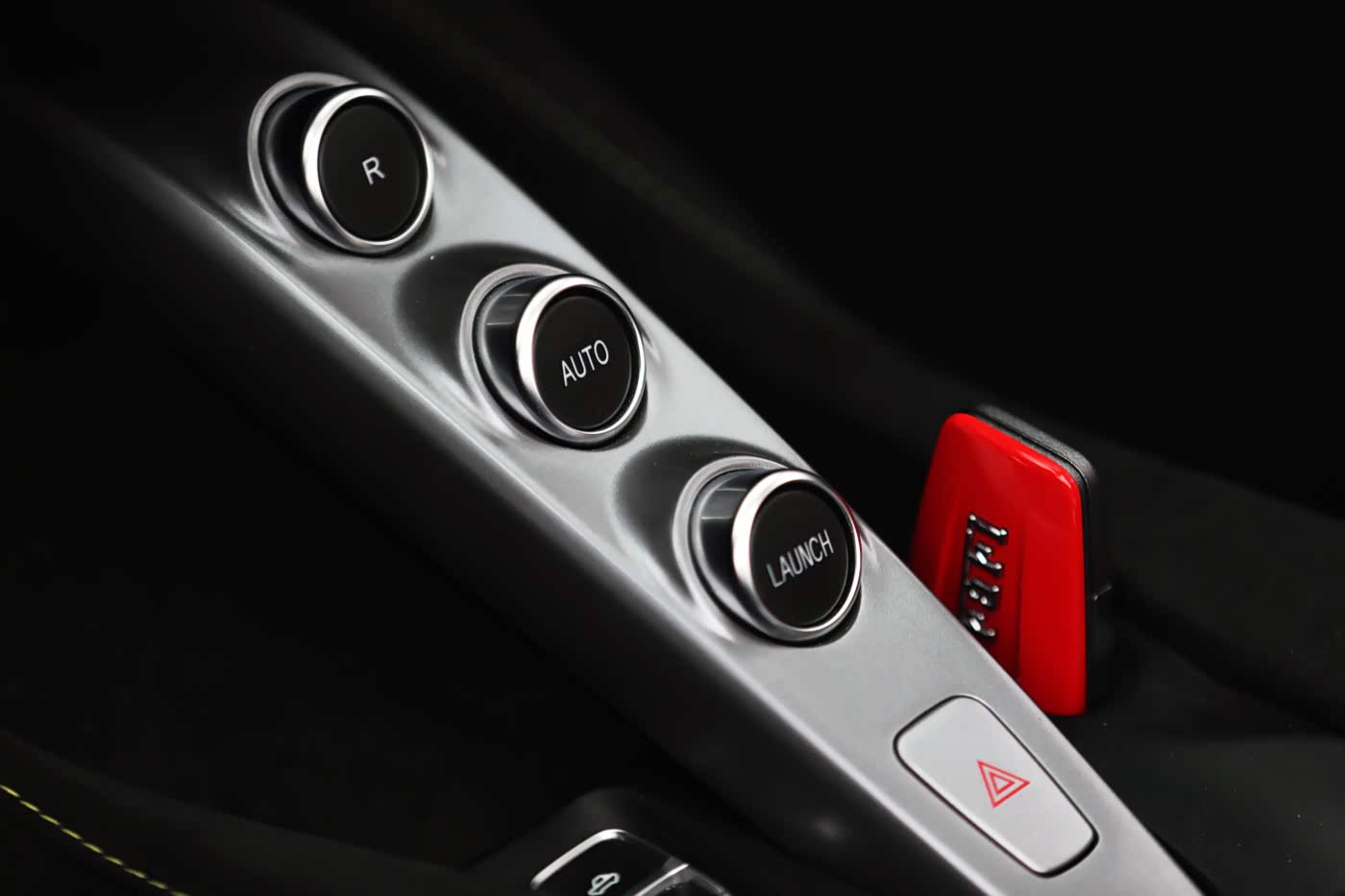 倒档和D档，最下面的弹射起步这次没敢用上。没有无钥匙进入，有无钥匙启动，给钥匙预留了一个插槽。