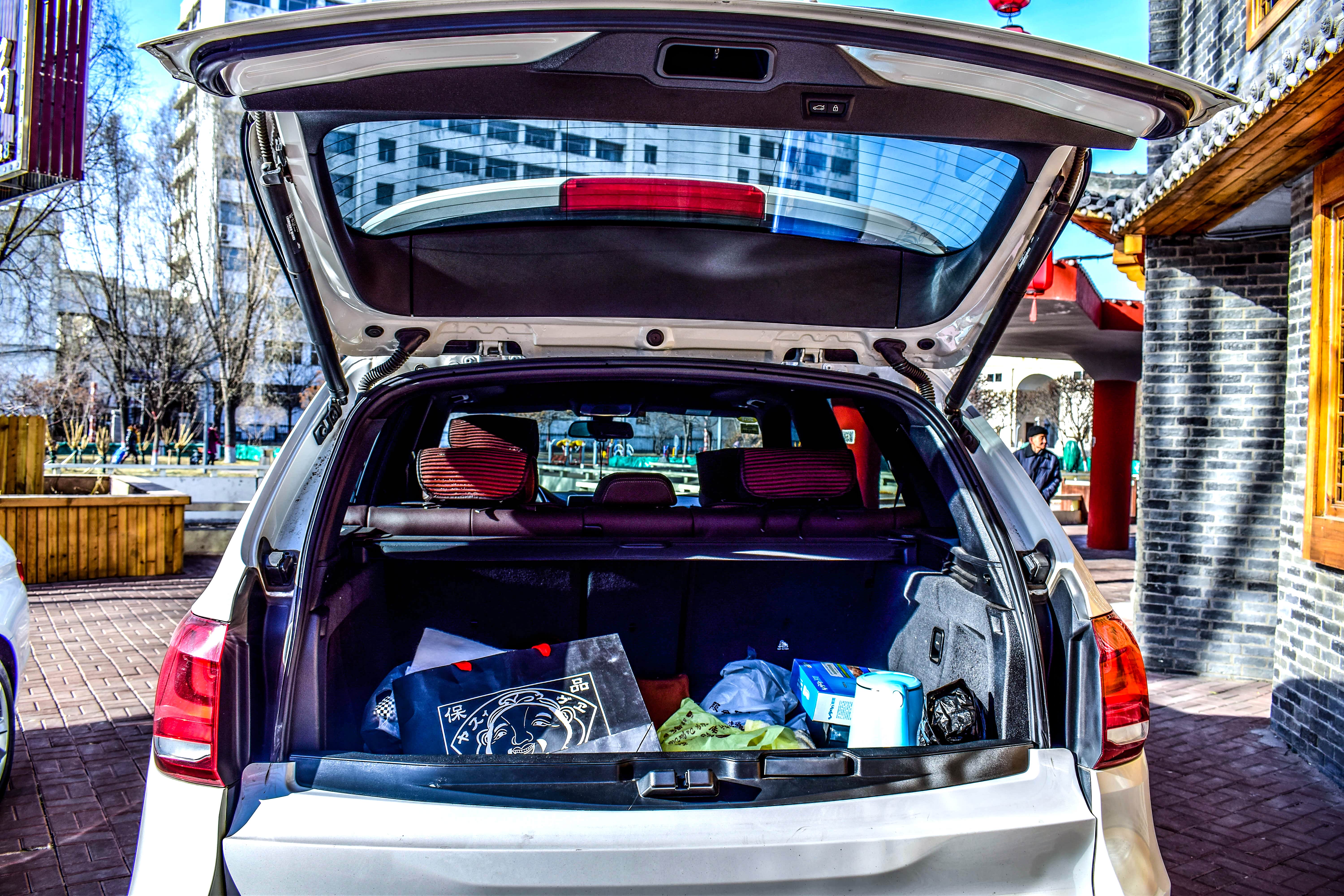 后备箱空间还是足够日常生活使用的