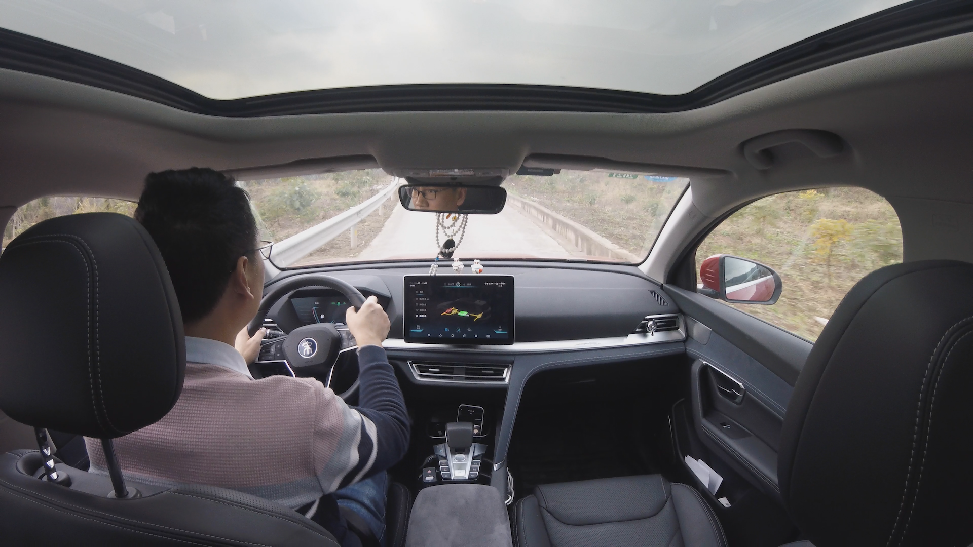 我竟然没认真拍过内饰，用视频截图吧，虽然有翻毛皮，设计也算不错，但相比汉的豪装就显得有点简朴了。