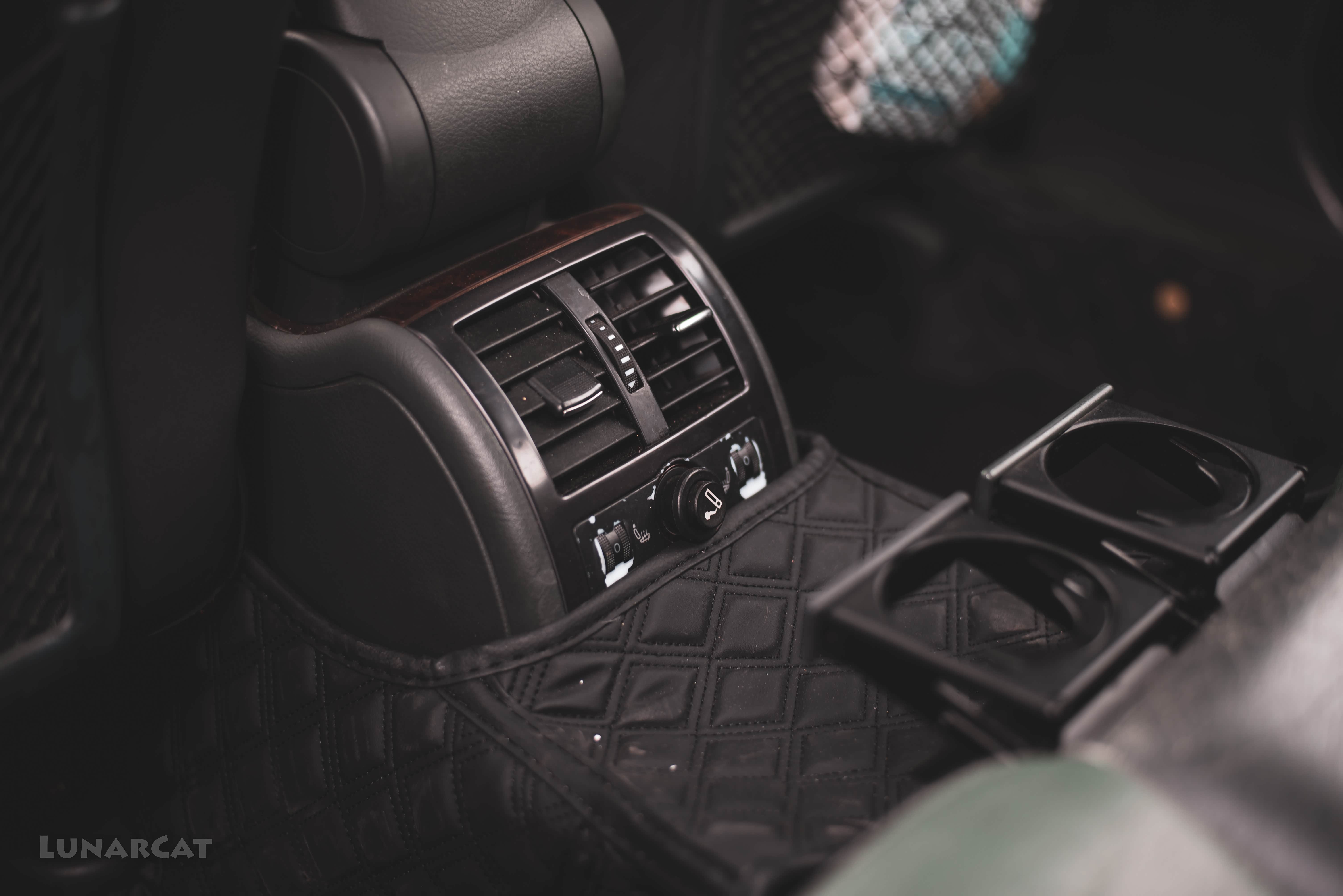 (图：后排出风口以及座椅加热拨轮)