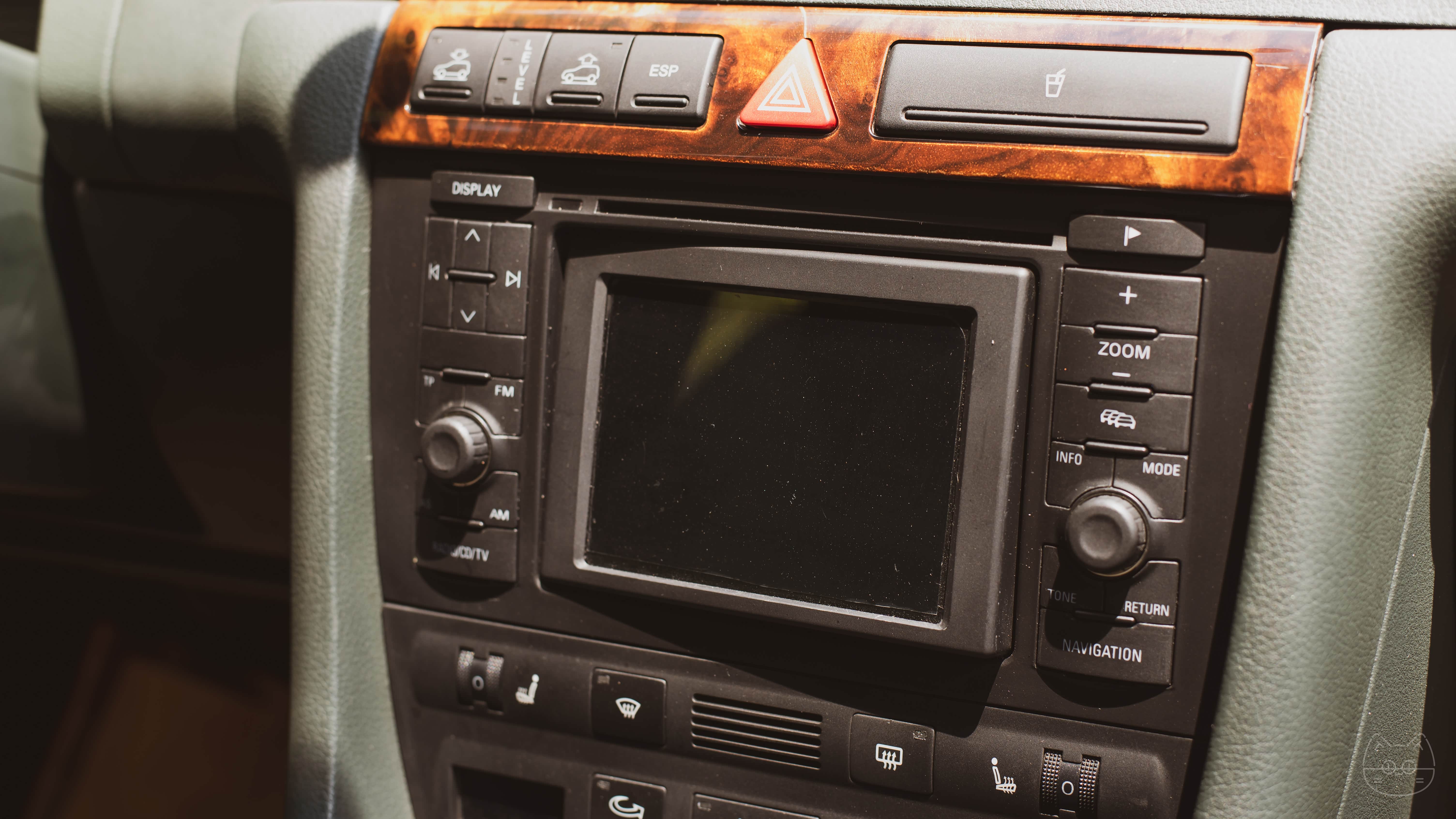 (图：支持6碟CD和无线电视的Navigation Plus导航主机，按压四角可以调节屏幕角度)