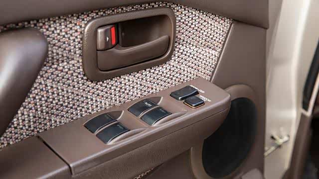 LC80的内饰风格确实有些迥异