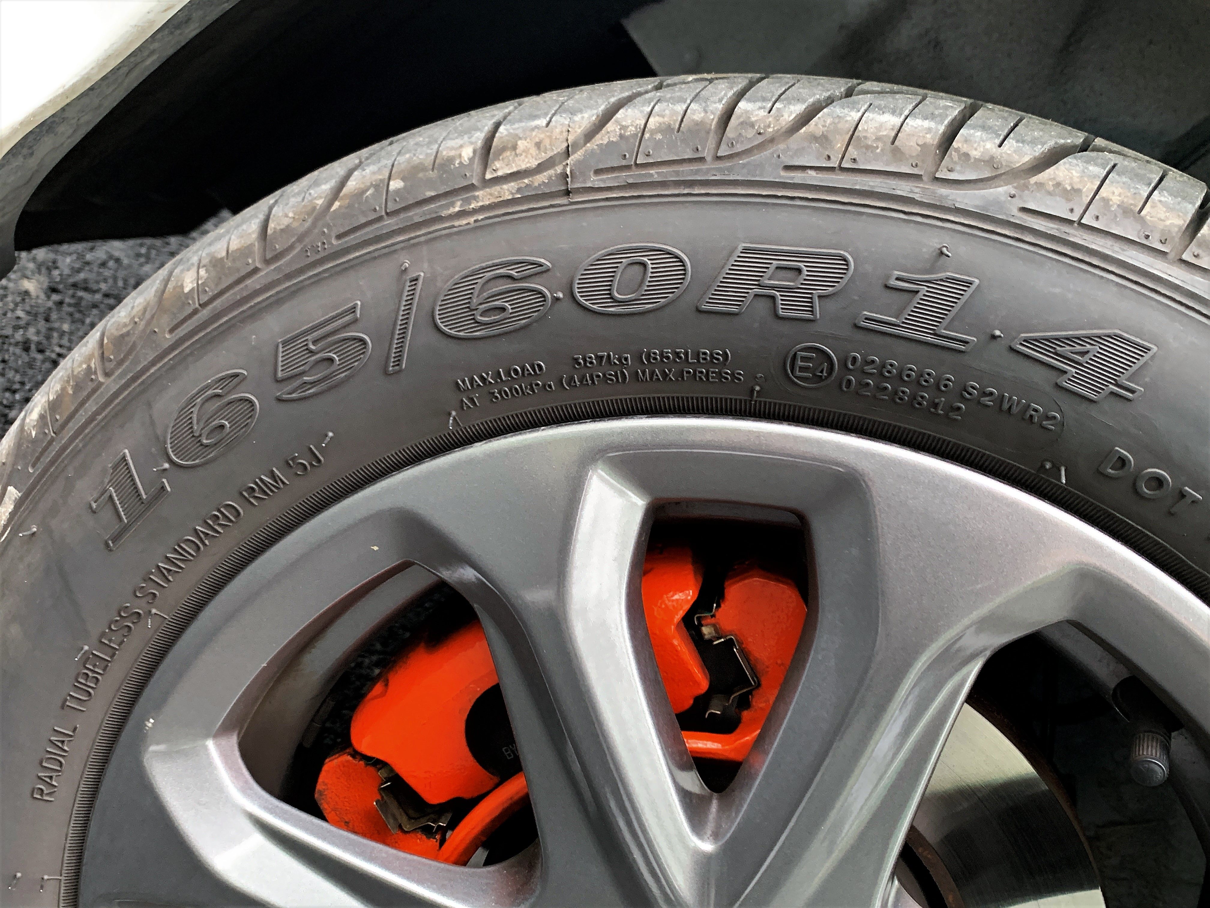 轮胎采用的是国产的玲珑轮胎，此项又能节省不少成本