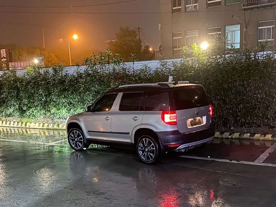 图：出发前加满油，方屁股配黑车顶，别有一番韵味。