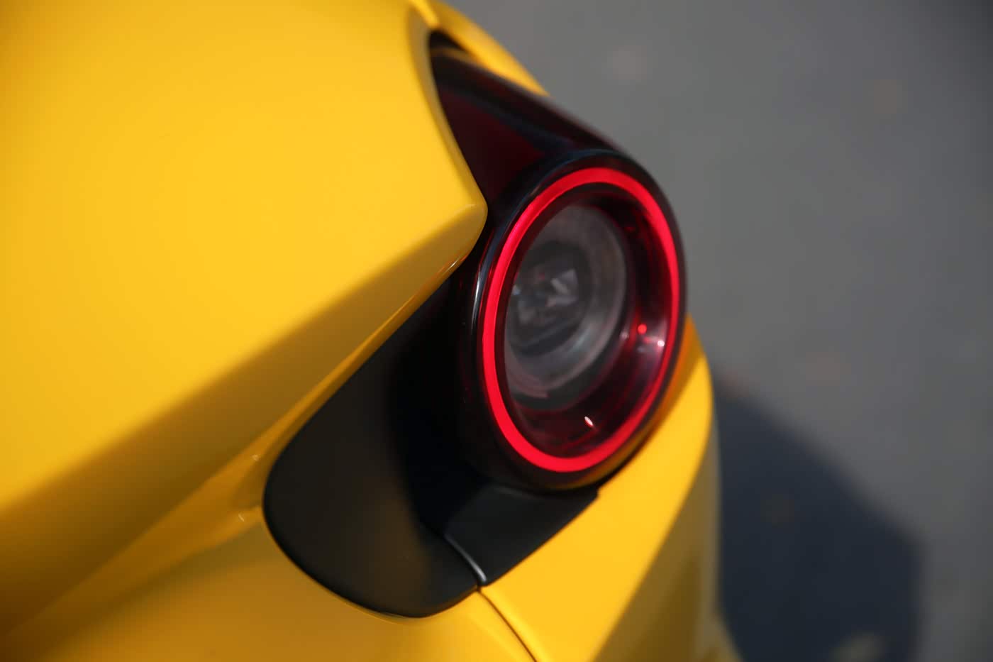 圆形的立体尾灯带有明显的法拉利家族特征