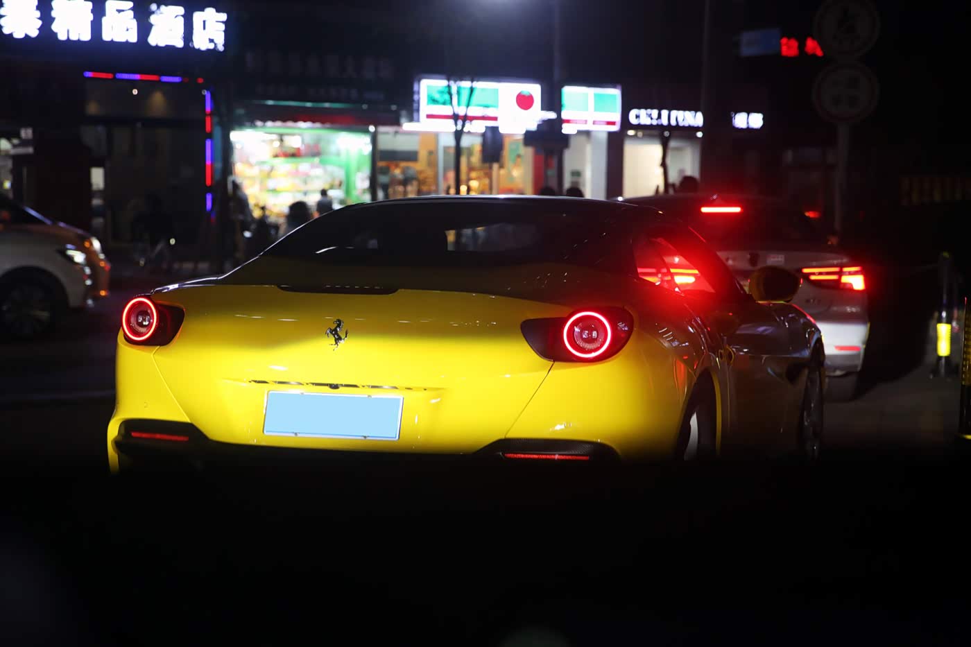 法拉利选试驾车颜色真的很在行啊。 走到哪里都是一抹亮色