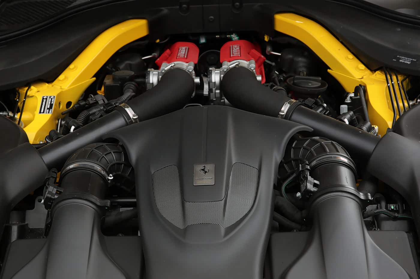法拉利的发动机， 不管是在驾驶员的身后还是在前部， 都是那么的好看， 用钱堆砌起来的工业美学。