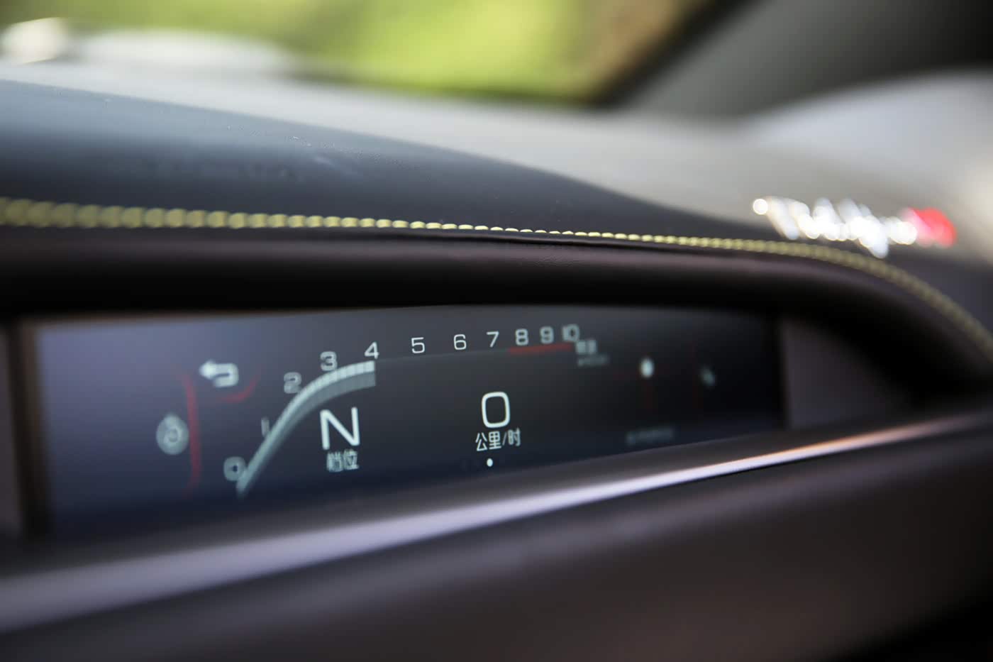 副驾驶的液晶显示包含档位，时速， 转速等信息。如果我在副驾驶我就不想看这个， 何必让自己紧张呢