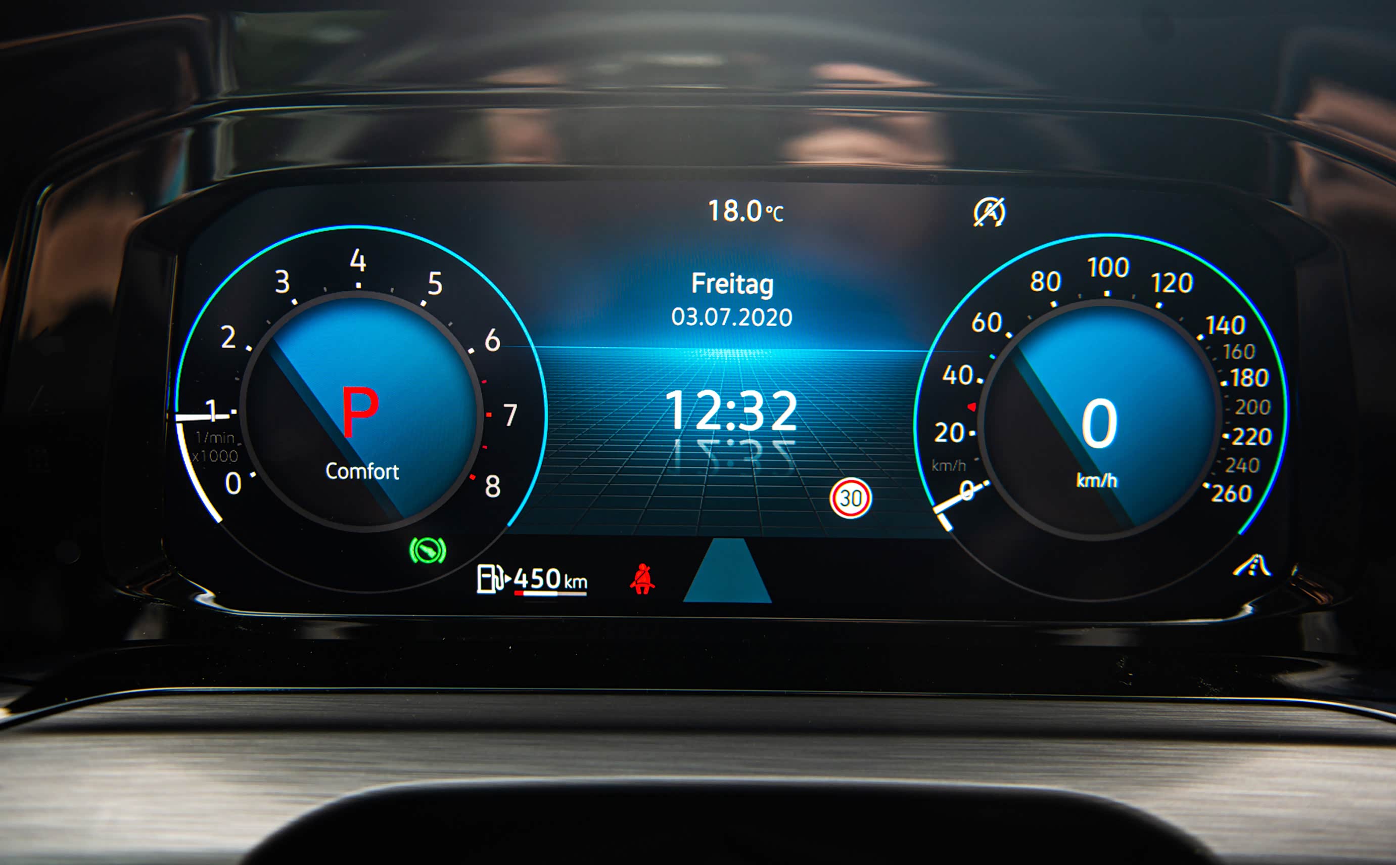 全系标配相同样式的10.25英寸全液晶仪表盘，还可以全屏显示导航地图