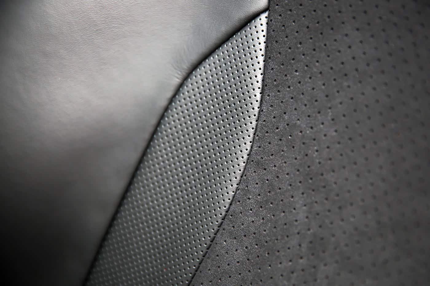 Alcantara与真皮材质混合的运动座椅