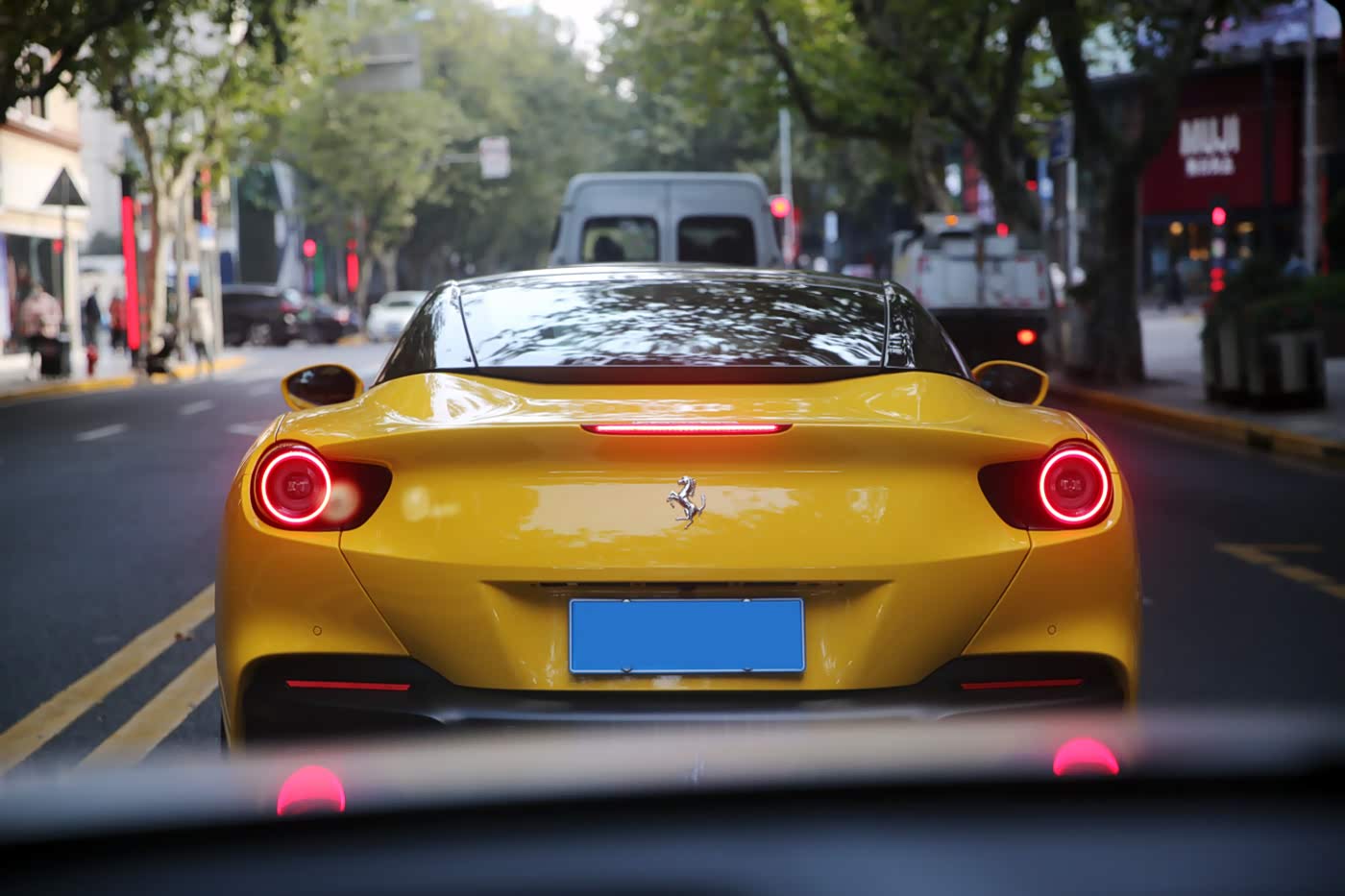 夕阳西沉， 这台法拉利要回到她熟悉的环境里去了。