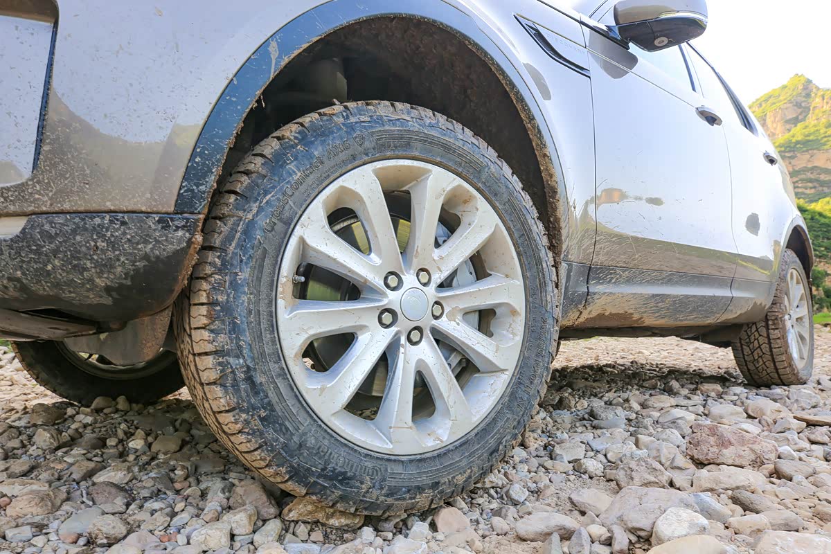 停下车再看看新换装的这套马牌AX6，非铺装路面的考验还算成功