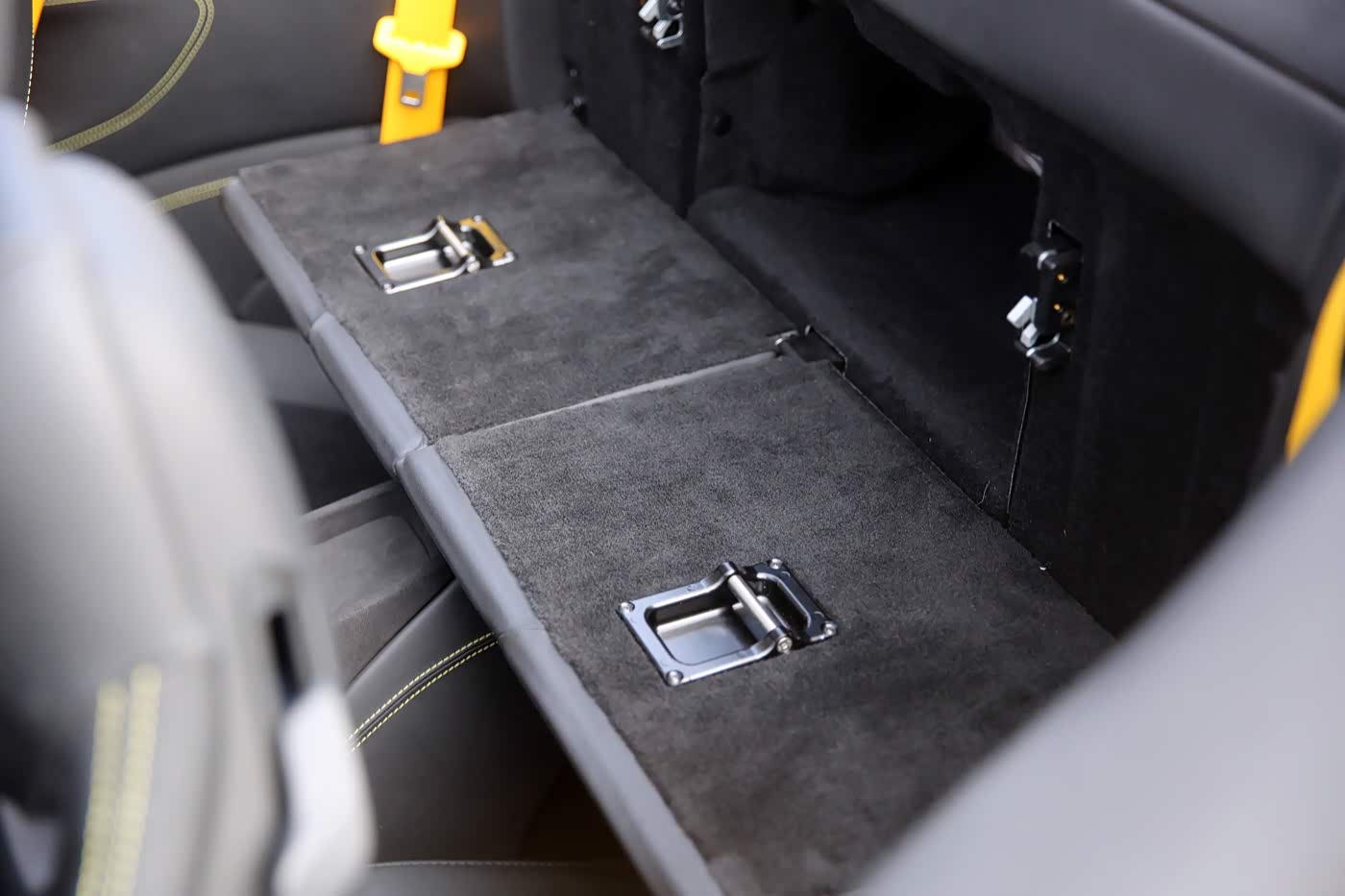 后排座椅靠背放倒后， 可以放一些从后备箱联通过来的长物件， 但这个薄薄的靠垫上面放重物感觉还是不行。