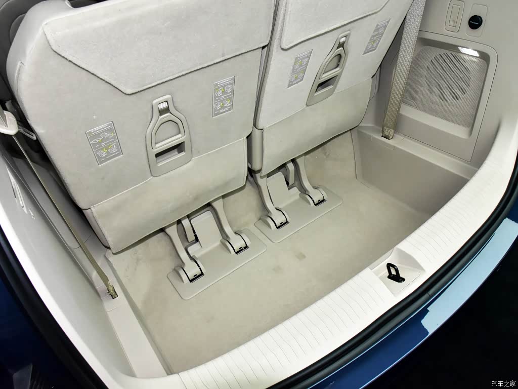 凯捷的另外一个大卖点就是下沉式行李箱设计，在全部座位打开后的装载水平要优于同级别大多数竞品