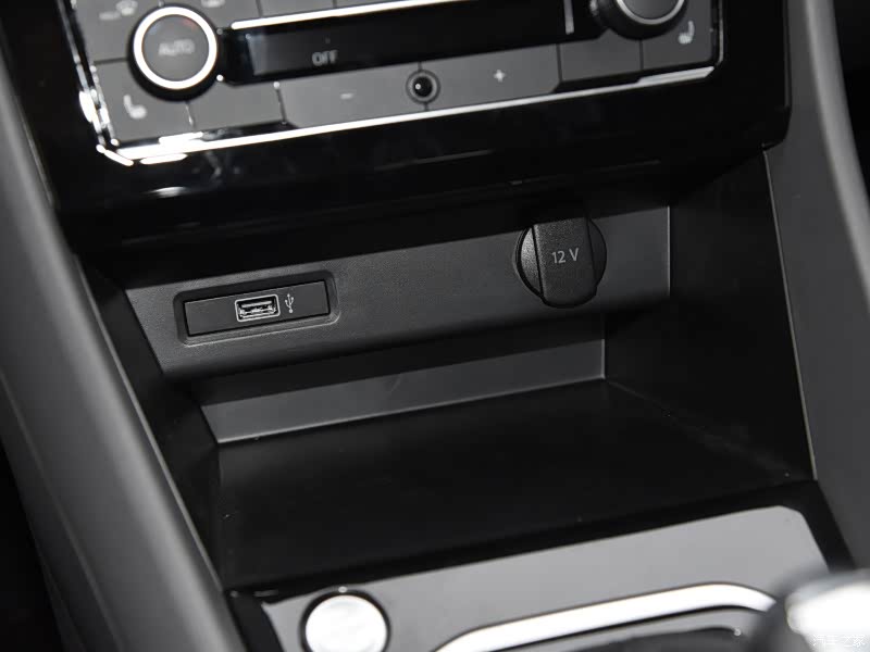 VS5档把前这个储物格非常就手，但现在很多新产品为了设计或者美观都压缩了这个地方的使用功能