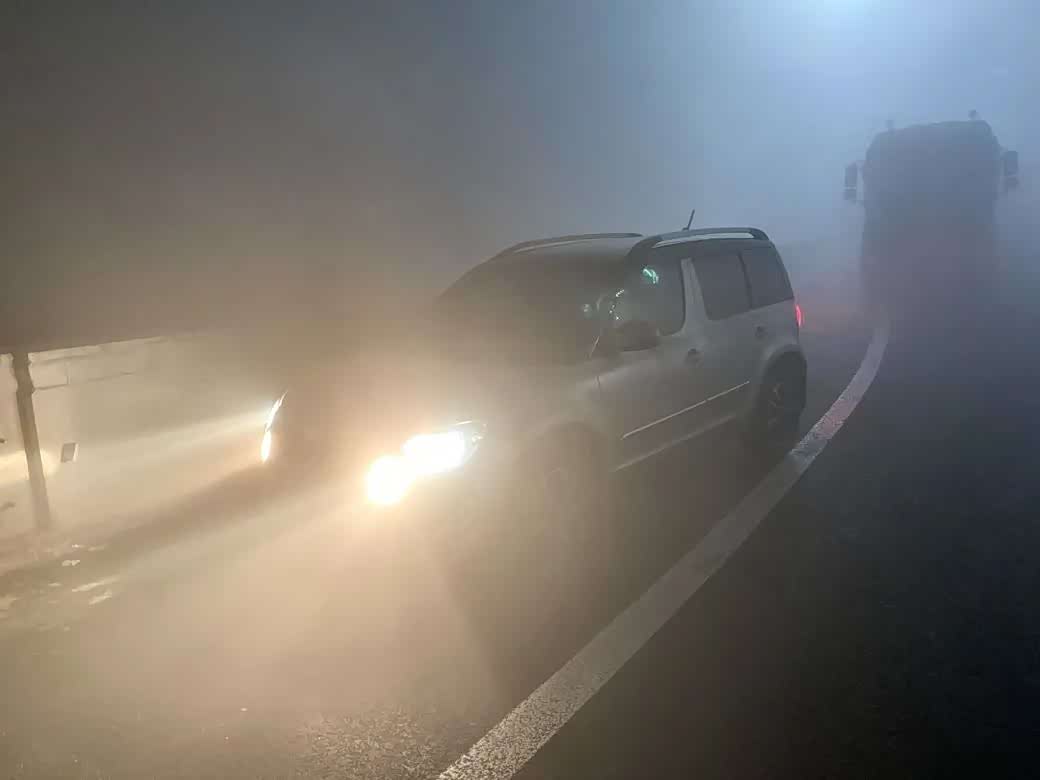 图：后来不敢开了，索性停在高速下口，睡到天亮再走。