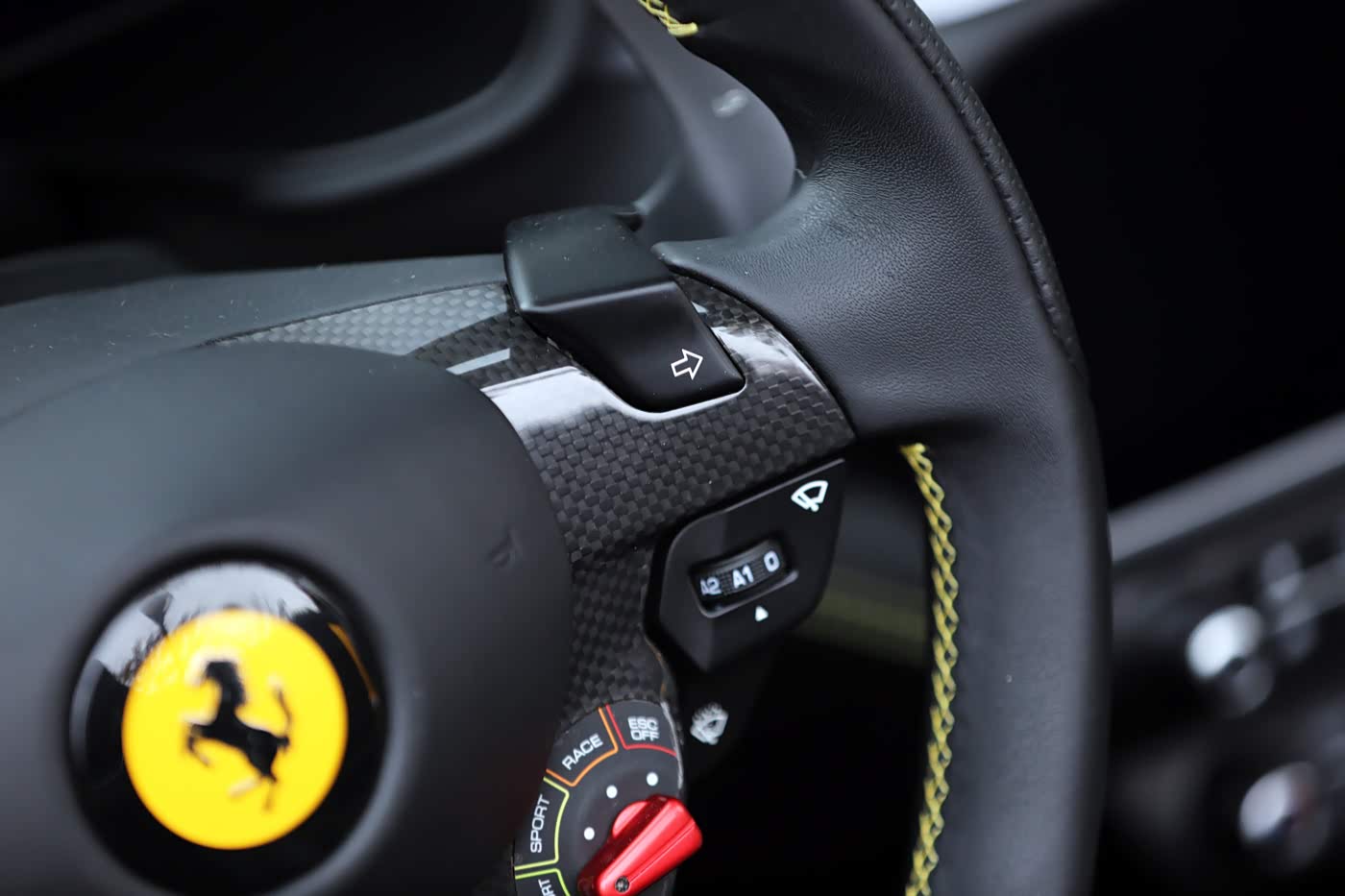 碳纤维和真皮包裹的方向盘握感好极了。汽车方向盘最爱的就是法拉利和M的丁字裤