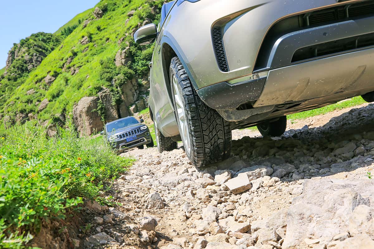 尖锐的石头可以瞬间划破胎壁，当然马牌AX6有这方面保护，但我们还是很小心